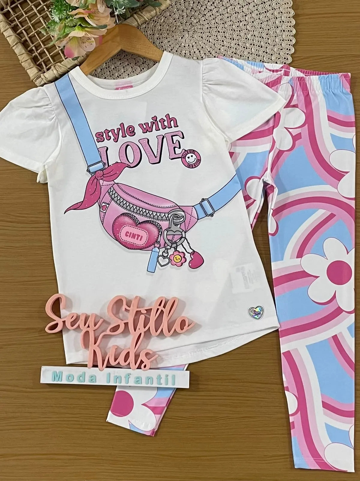 Conjunto Infantil Menina com Calça Legging Colorido e Blusa Bolsinha 3D Love