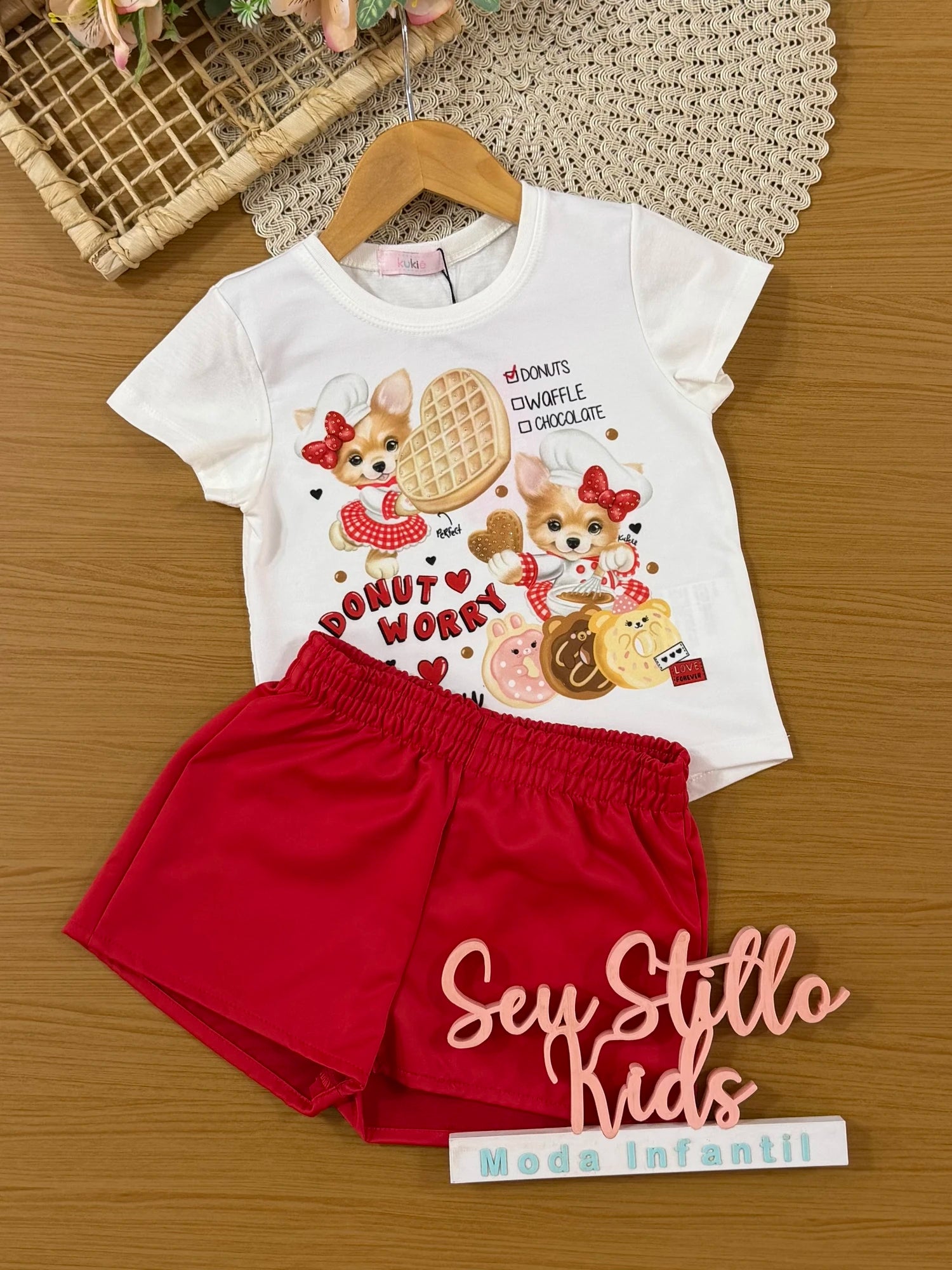 Conjunto Infantil Kukiê com Shorts Vermelho e Blusa Donut