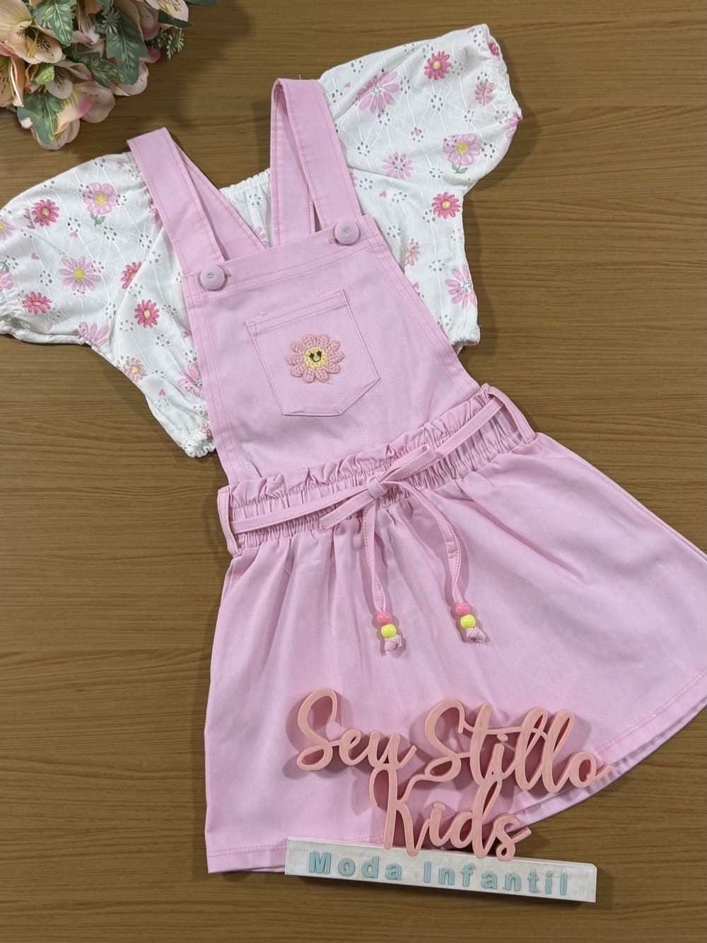 Salopete Infantil Kukie Verão Rosa com Blusa Branca Floral
