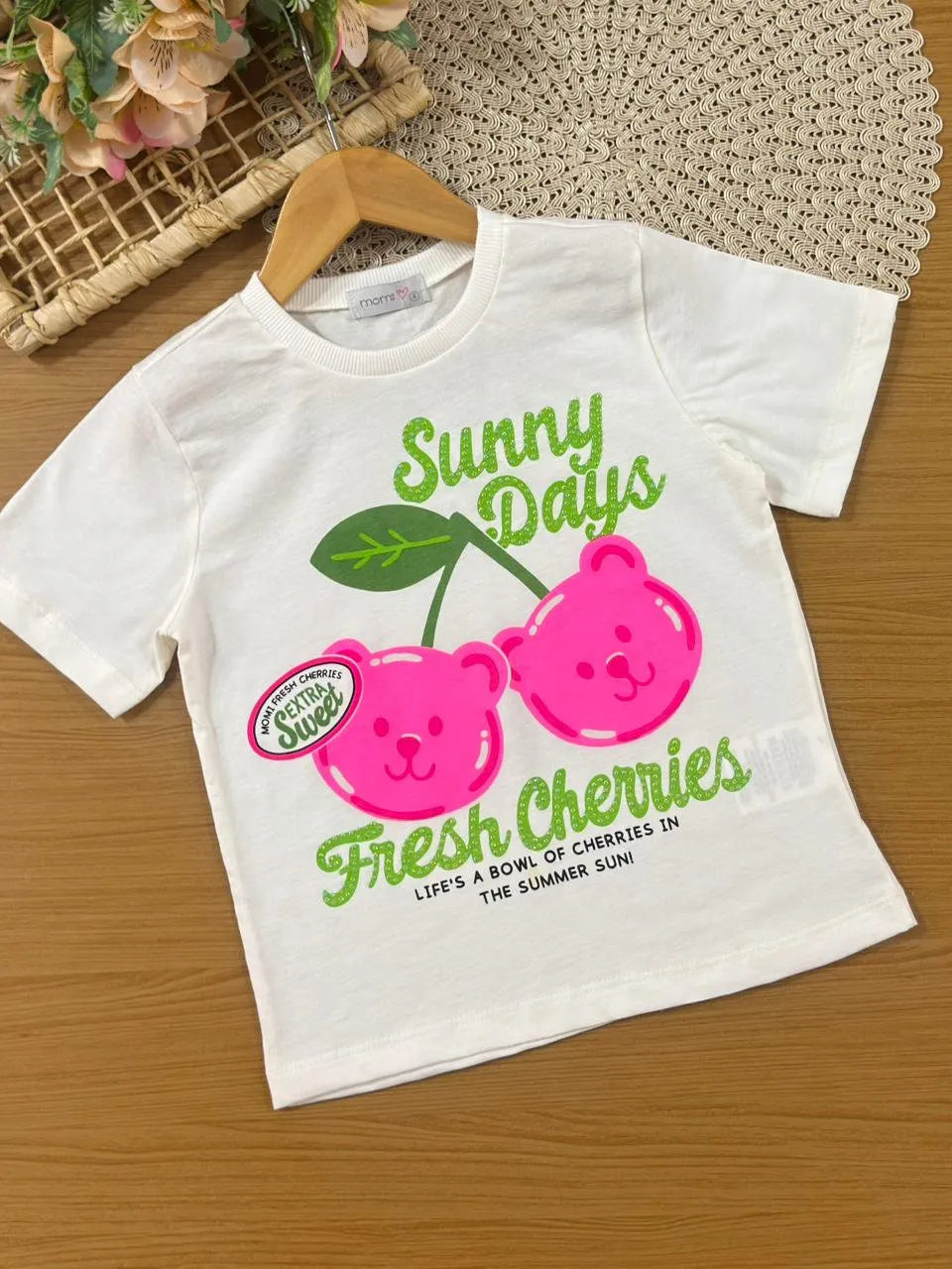 Conjunto Infantil Menina Momi com Shorts Ciclista Verde e Blusa Branca Ursinhos Cereja