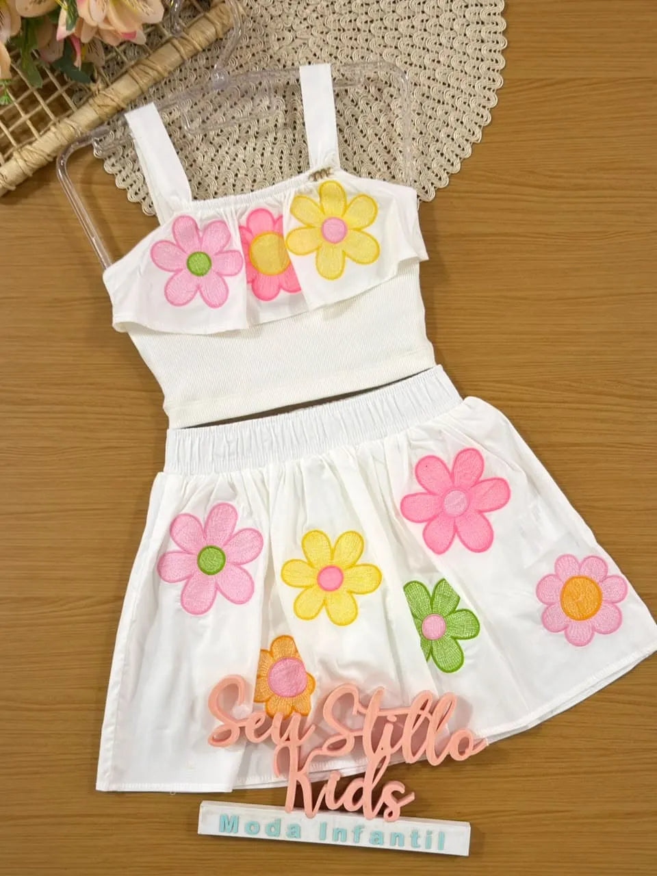 Conjunto Infantil Menina Momi com Saia e Blusa Branca Flores Bordadas
