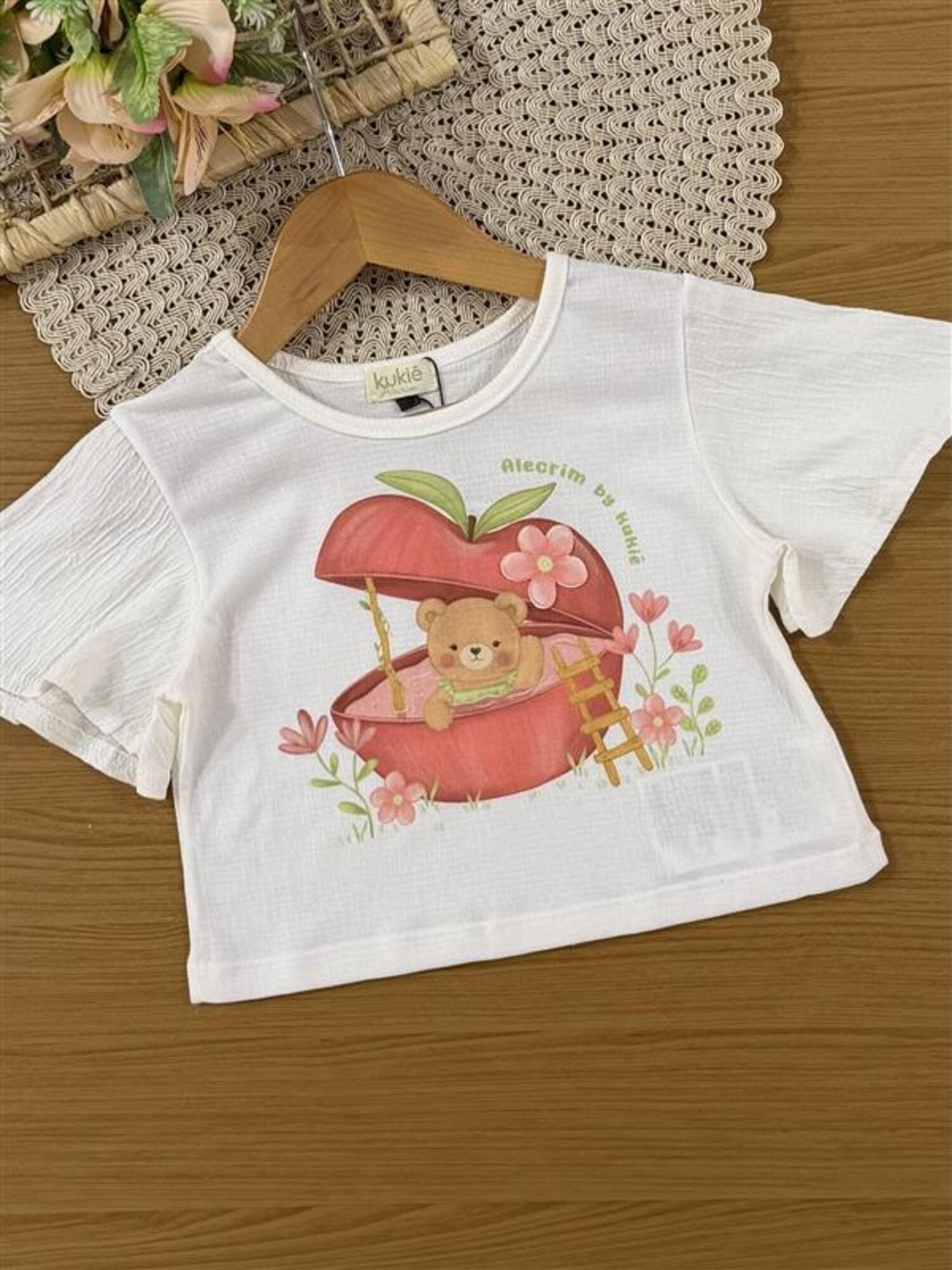 Conjunto Infantil Kukiê Inverno com Shorts Saia Verde e Blusa Maçãzinha
