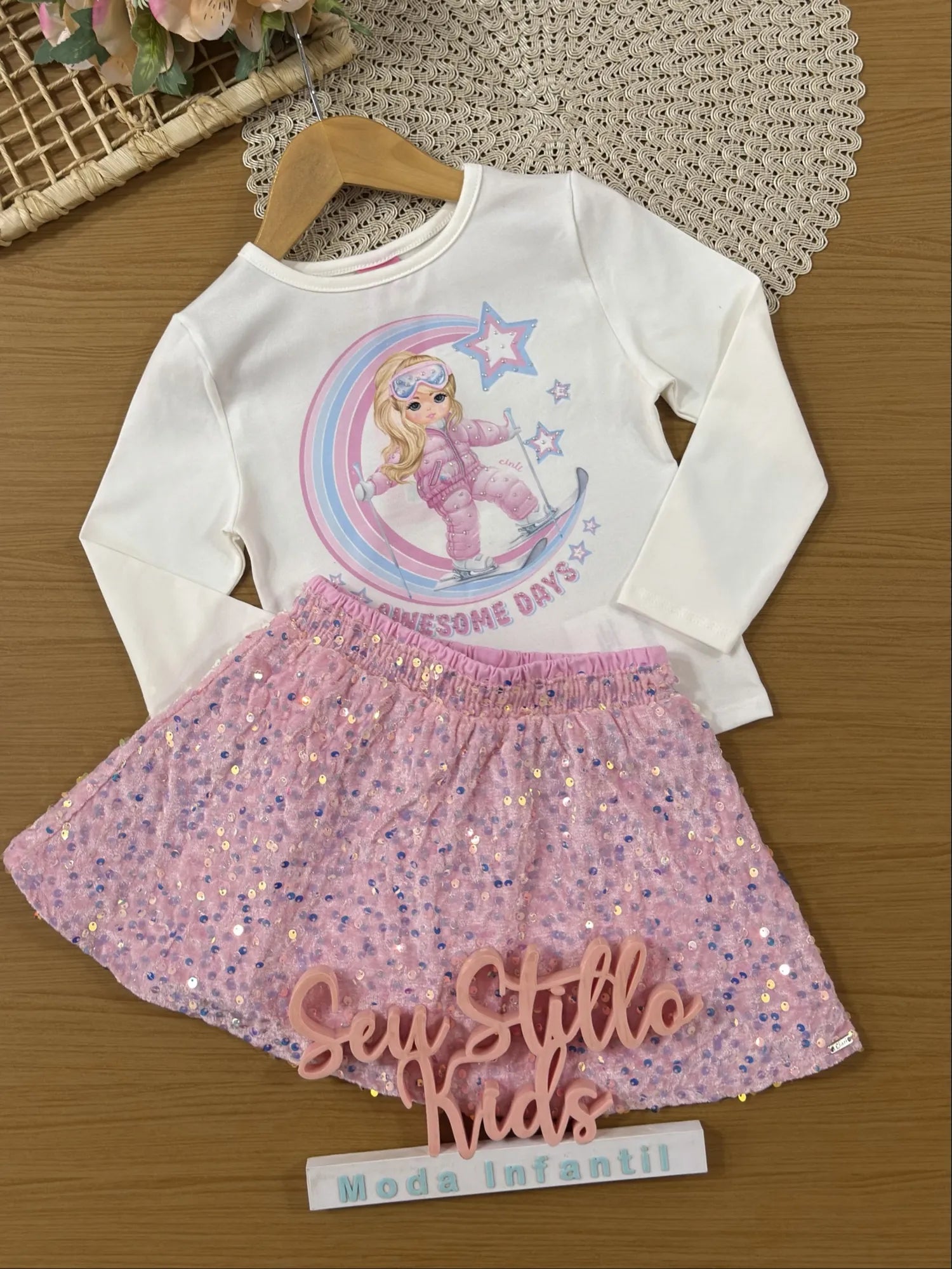 Conjunto Infantil Cinti Inverno Com Saia Rosa Paetê e Blusa Branca Menina Aventureira.