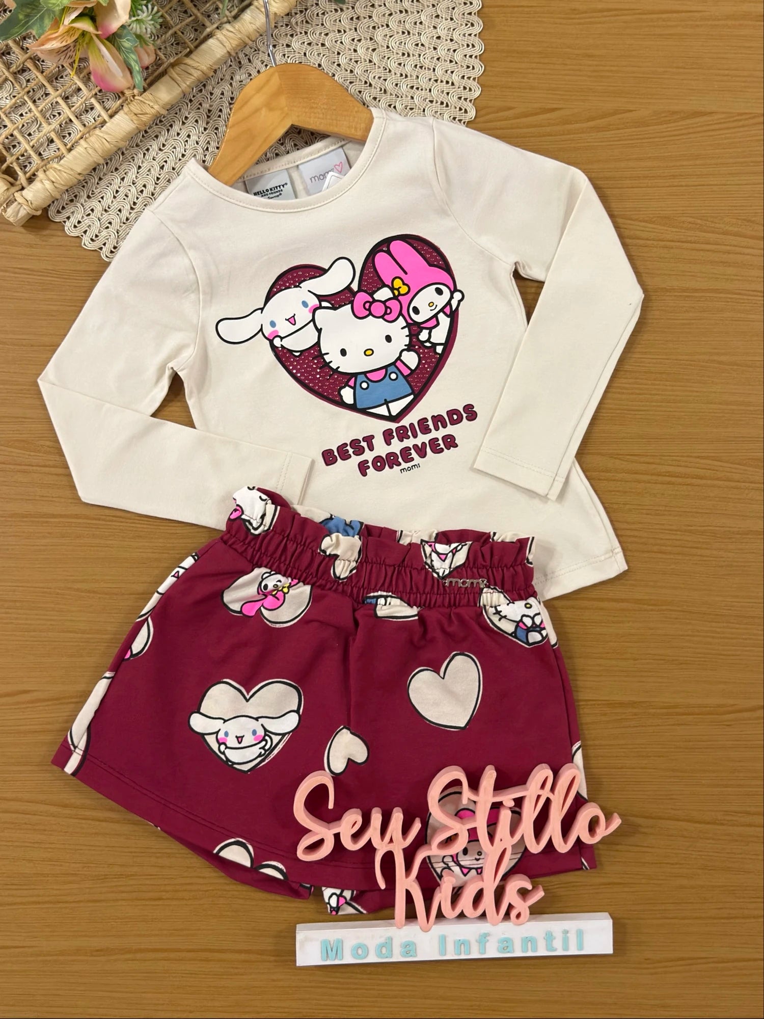 Conjunto Infantil Momi Inverno com Shorts Saia e Blusa Manga Longa Bege Hello Kitty Friends