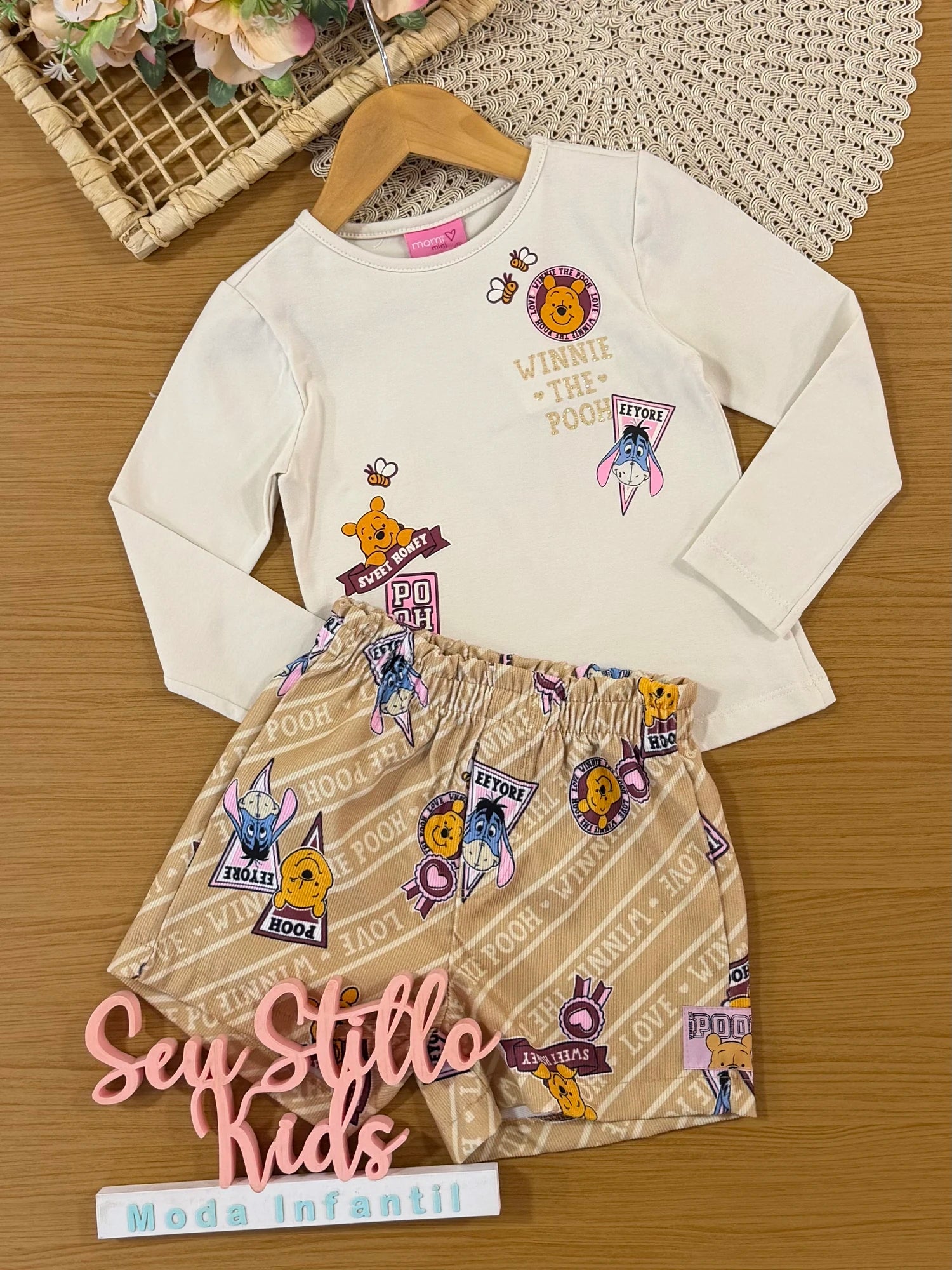 Conjunto Imfantil Momi Inverno com Shorts e Blusa Manga Longa Bege Ursinho Pooh Disney