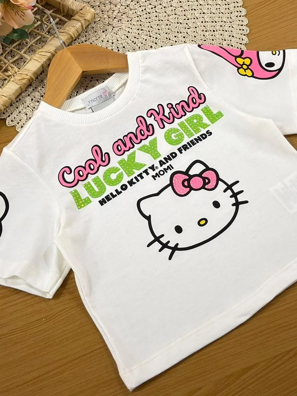 Conjunto Infantil Menina Momi com Shorts Verde e Blusa Branca Hello Kitty Strass