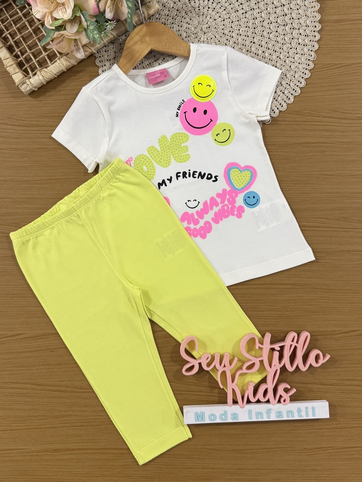 Conjunto Infantil Momi Verão com Legging Amarela e Blusa Branca Emoji My Friends