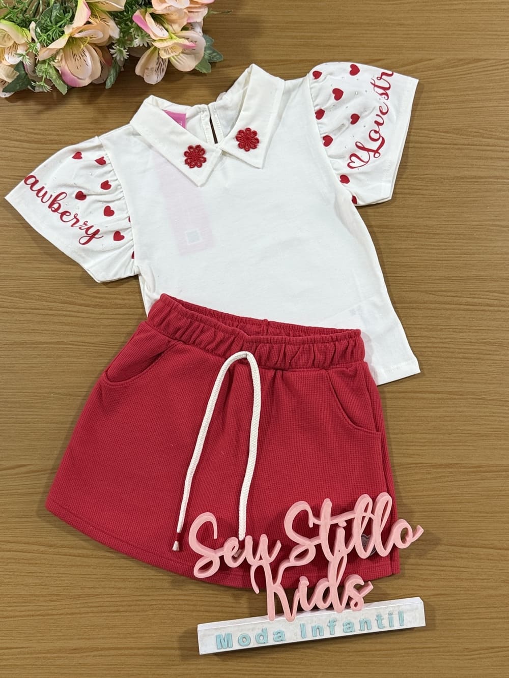 Conjunto Infantil Cinti Verão Shorts e Blusa Branca com Florzinha  Vermelha