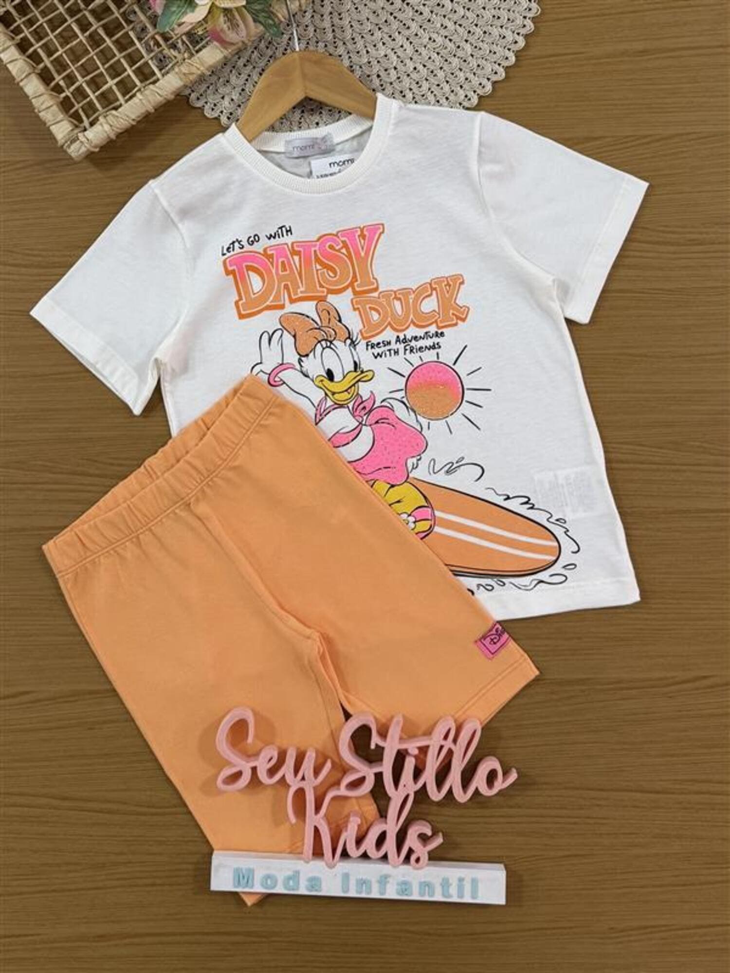 Conjunto Infantil Momi Verão com Shorts Ciclista Laranja e Blusa Branca Daisy Duck Disney