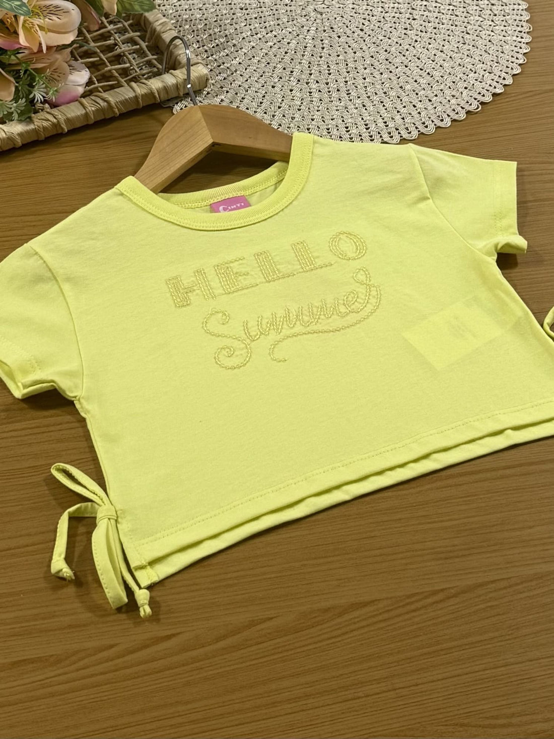 Conjunto Infantil Cinti Verão com Shorts Off White e Blusa Amarela Hello