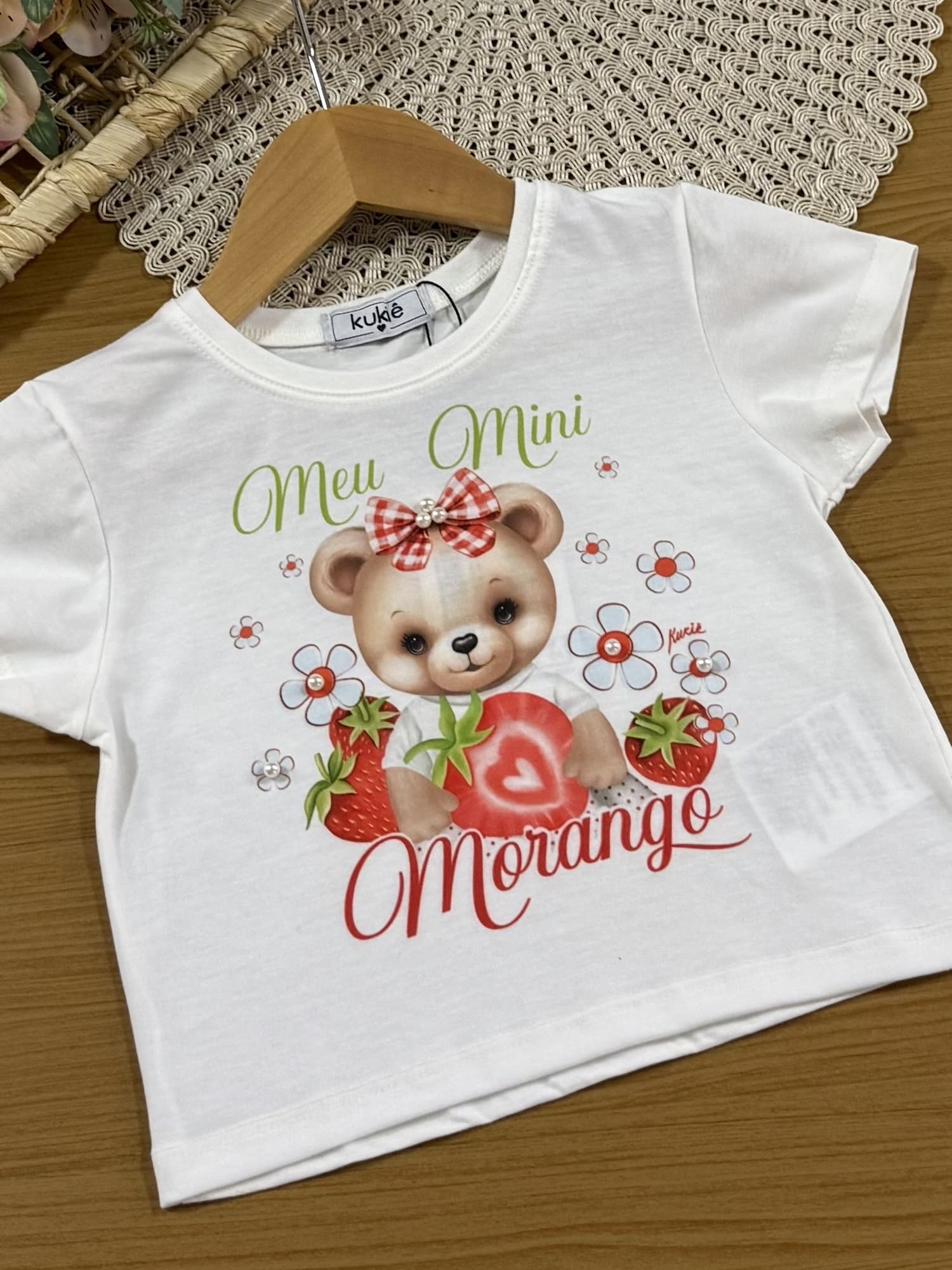 Conjunto Infantil Kukiê com Shorts Vermelho e Blusa Manga Curta Moranguinho