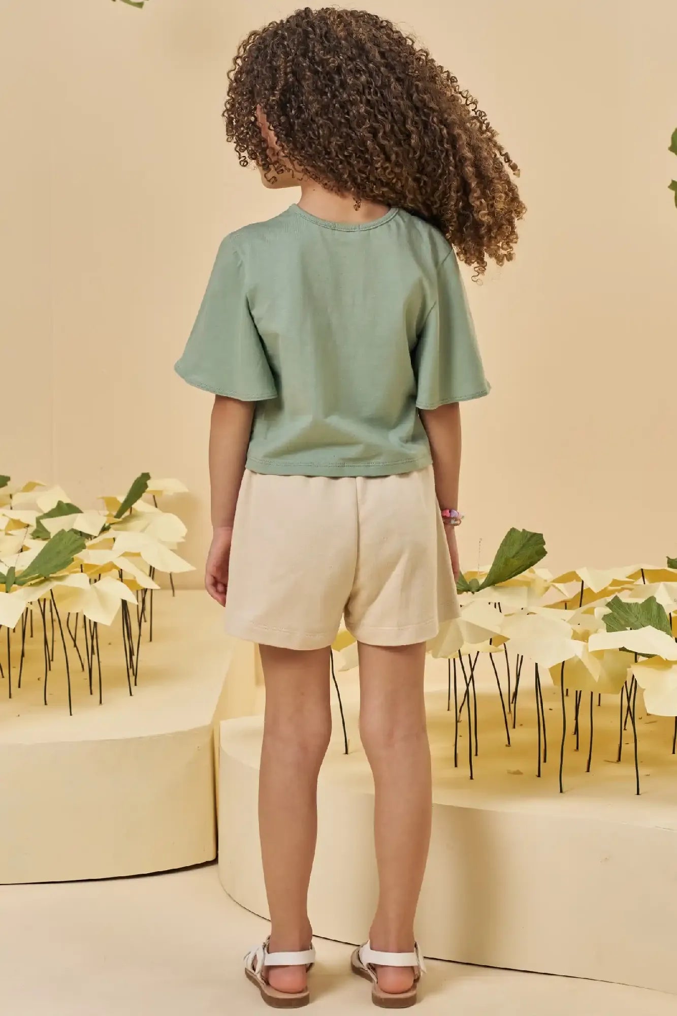 Conjunto Infantil Menina Kukiê com Shorts Bege e Blusa Boxy Verde Piquenique