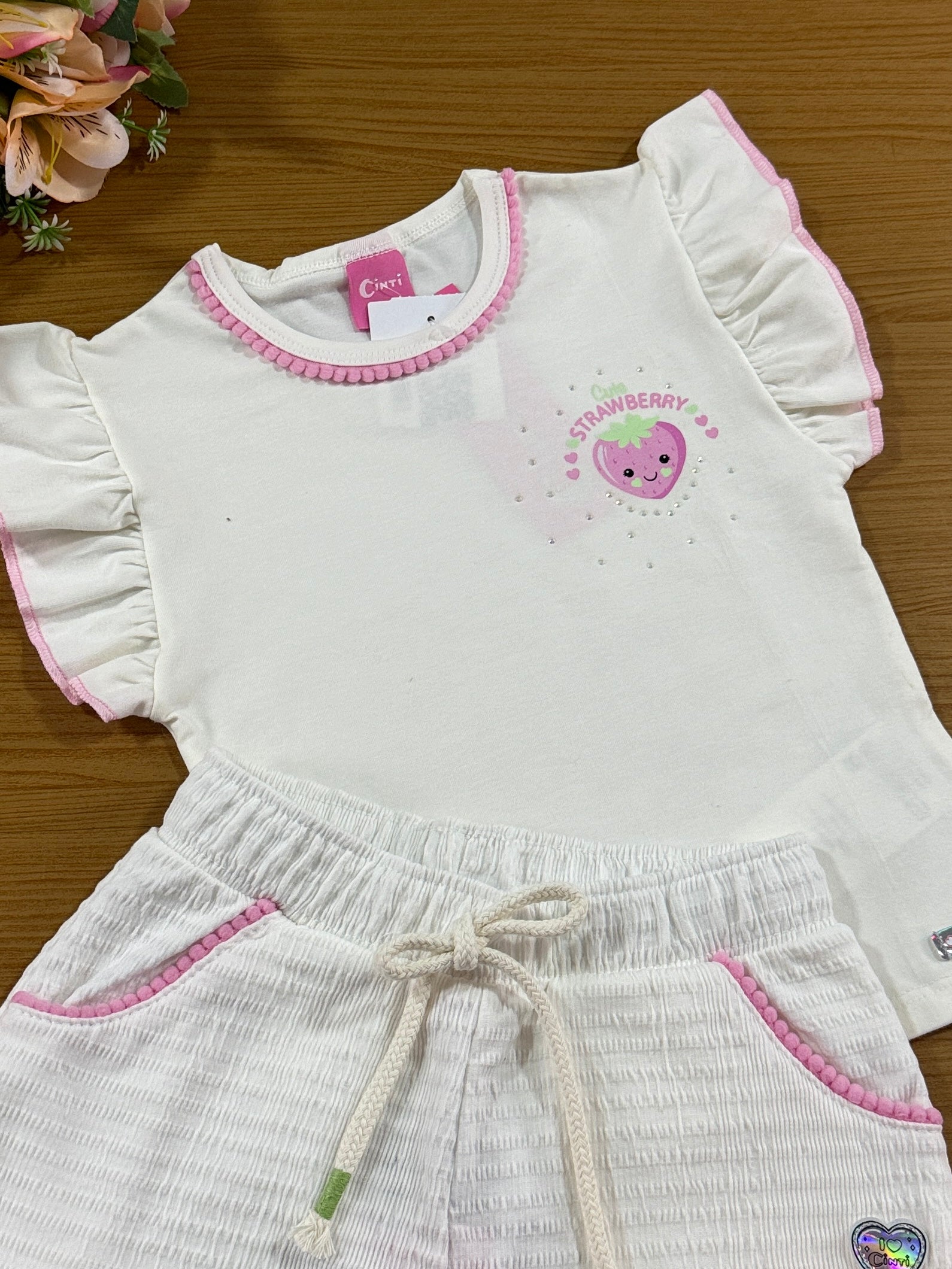Conjunto Infantil Cinti Verão Shorts e Blusa Off White Moranguinho