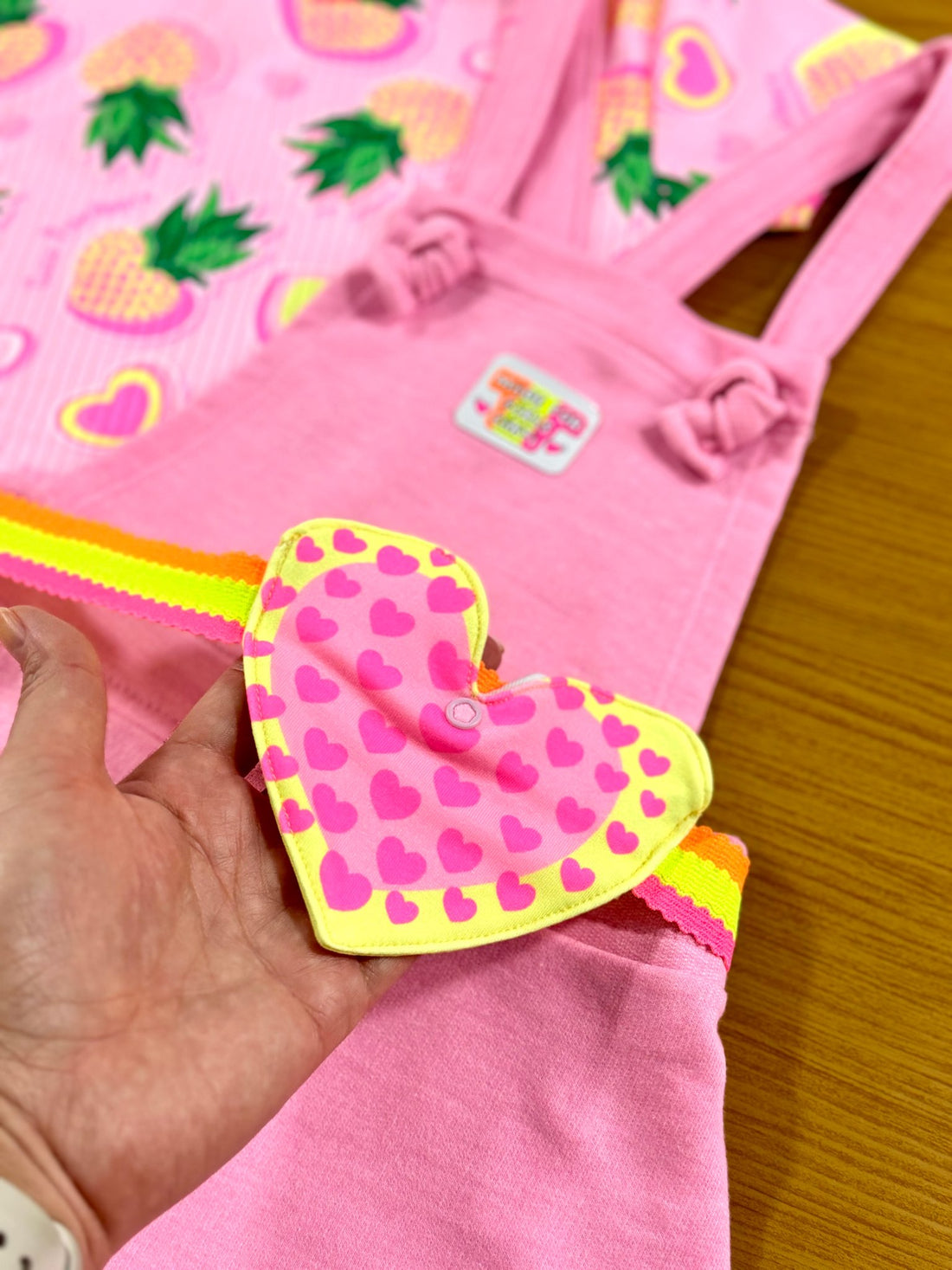 Jardineira Infantil Cinti Verão Rosa com Blusa Abacaxi