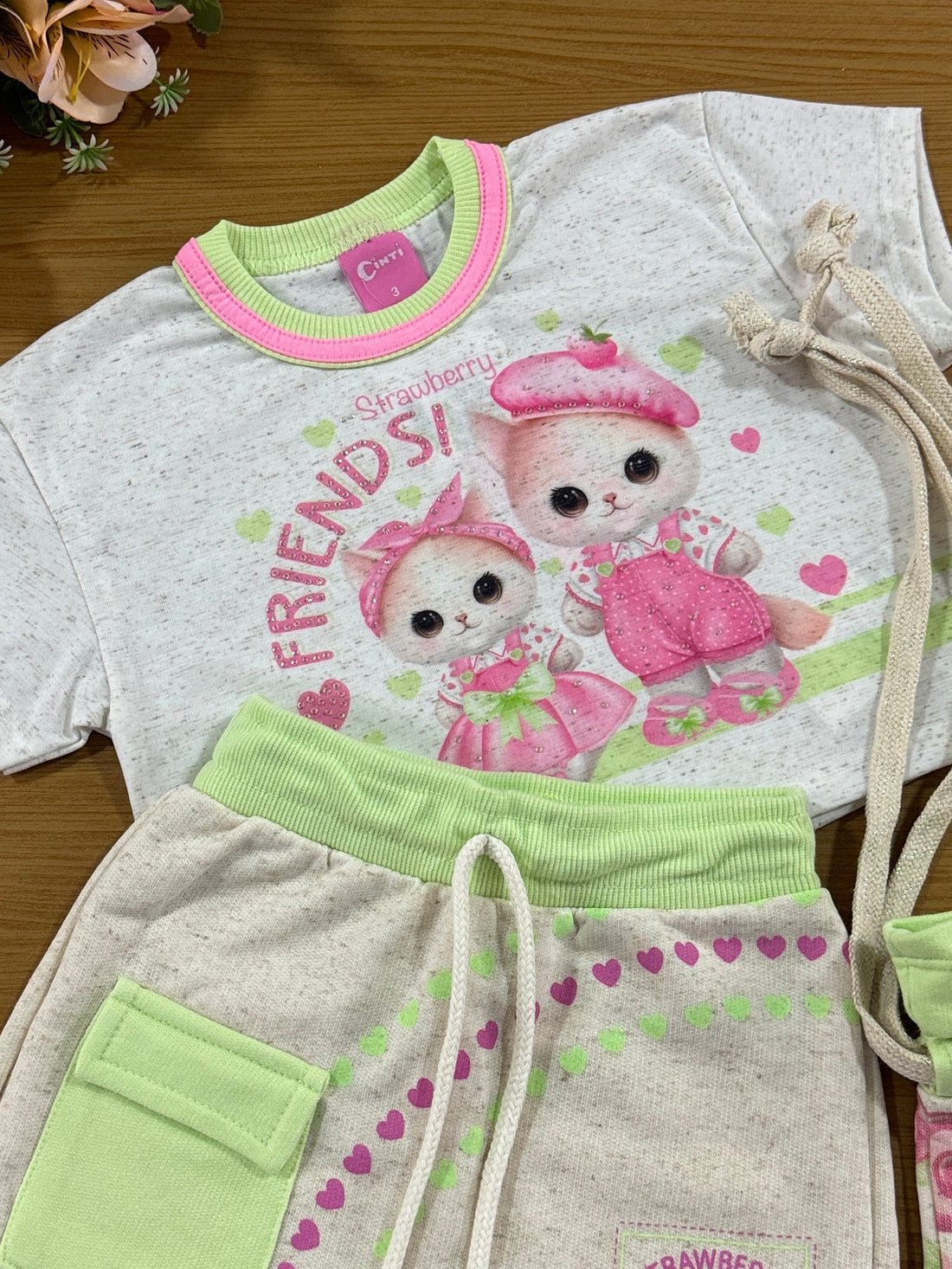 Conjunto Infantil Cinti Verão Shorts Saia e Blusa Verde Moranguinho com Bolsa