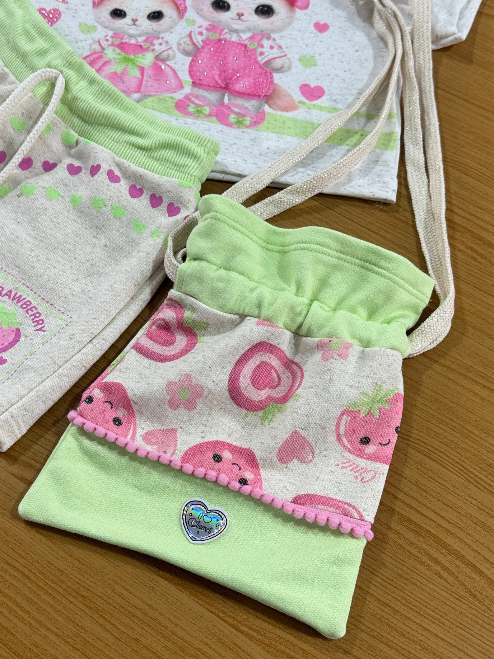 Conjunto Infantil Cinti Verão Shorts Saia e Blusa Verde Moranguinho com Bolsa