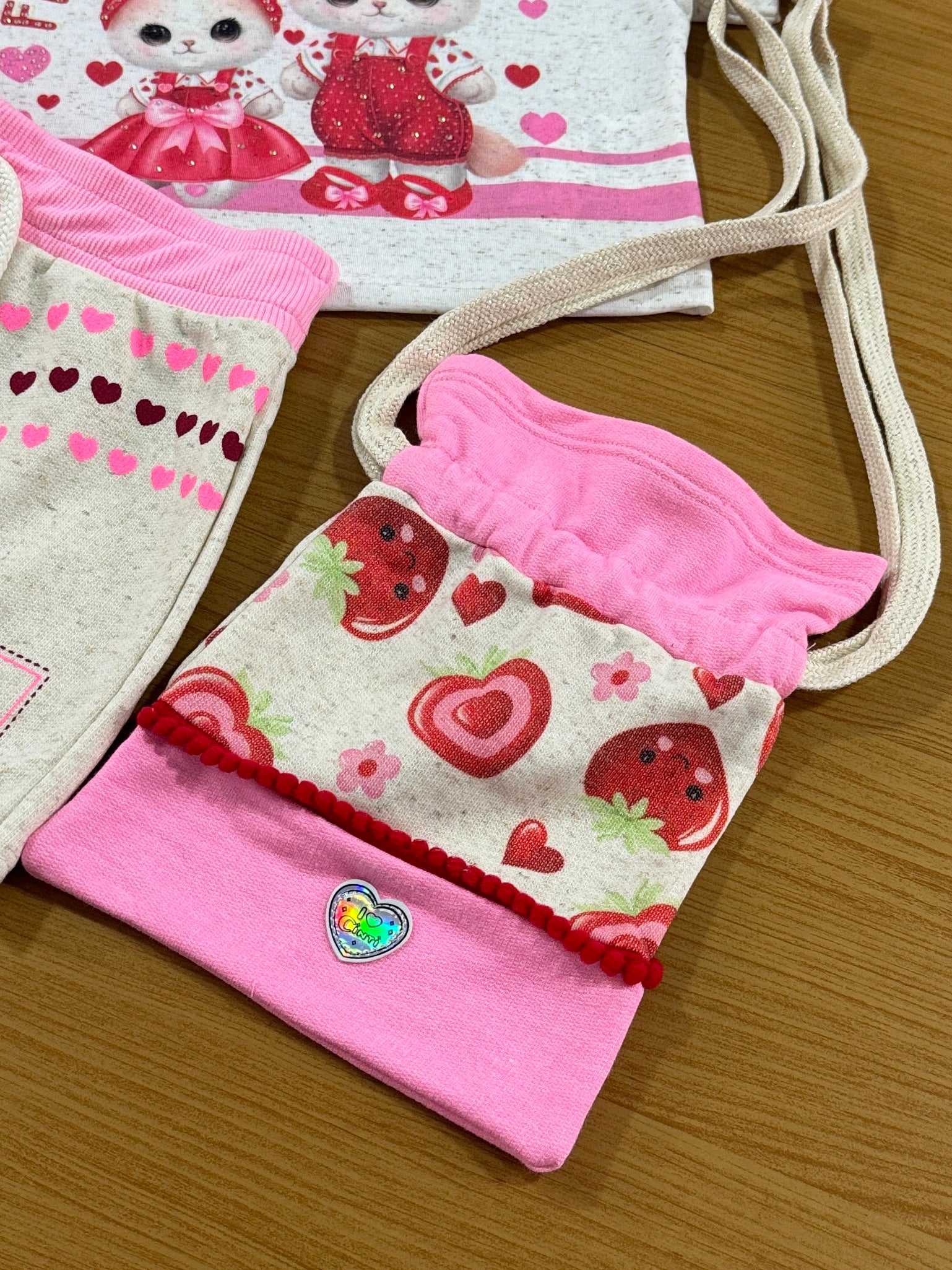 Conjunto Infantil Cinti Verão Shorts Saia e Blusa Vermelha Moranguinho com Bolsa