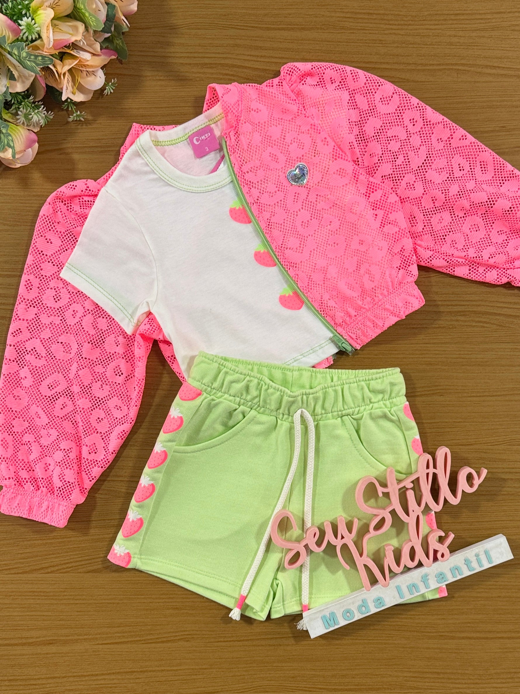Conjunto Infantil Cinti Verão Jaqueta, Shorts Verde e Blusa Moranguinho
