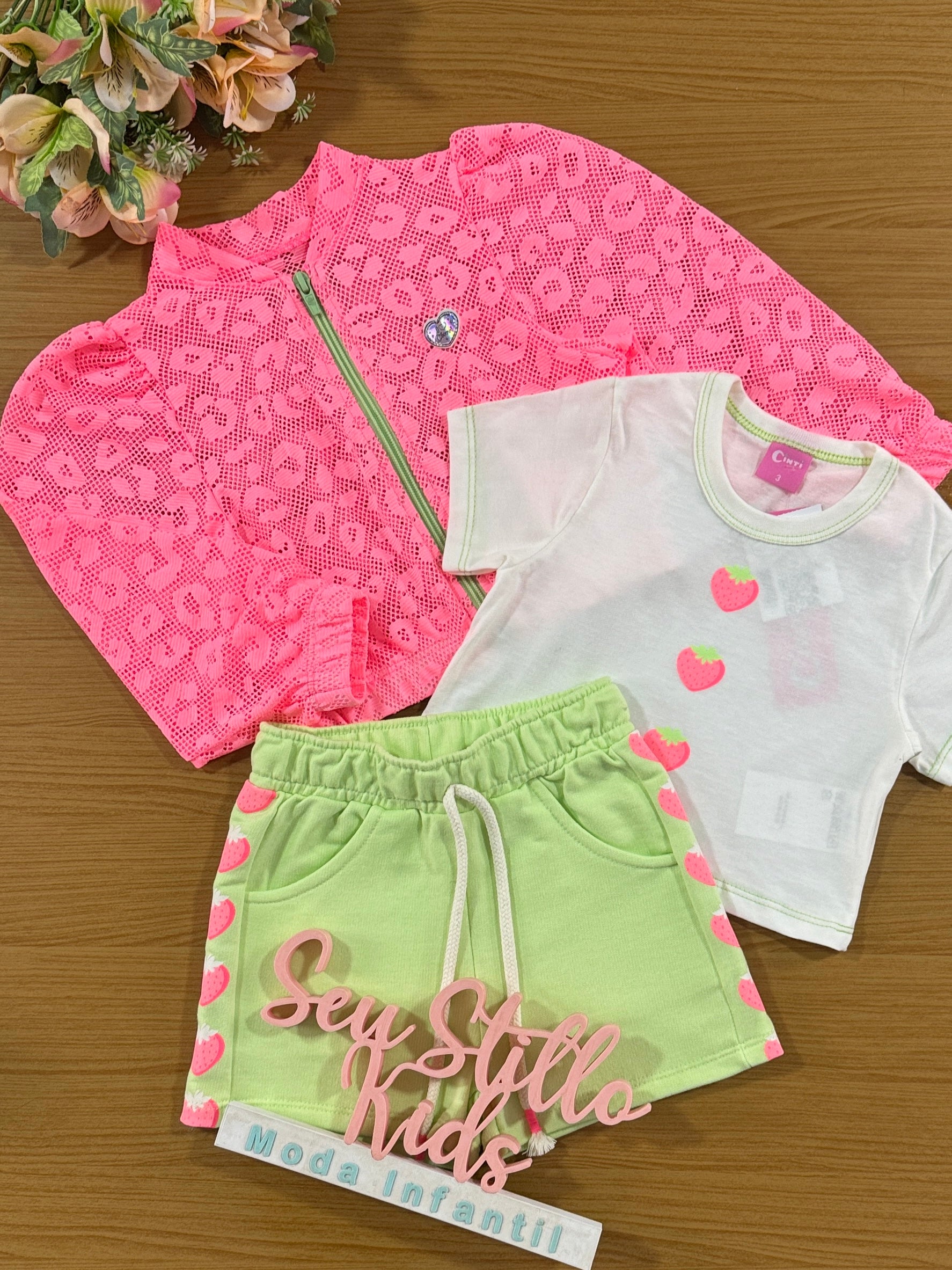 Conjunto Infantil Cinti Verão Jaqueta, Shorts Verde e Blusa Moranguinho