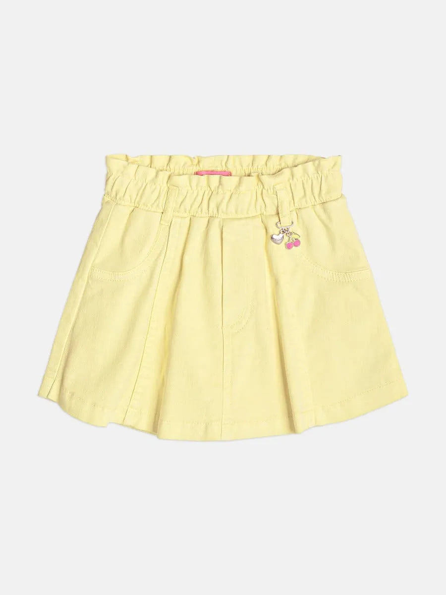 Shorts Saia Infantil Momi em Sarja Amarelo com Pingente