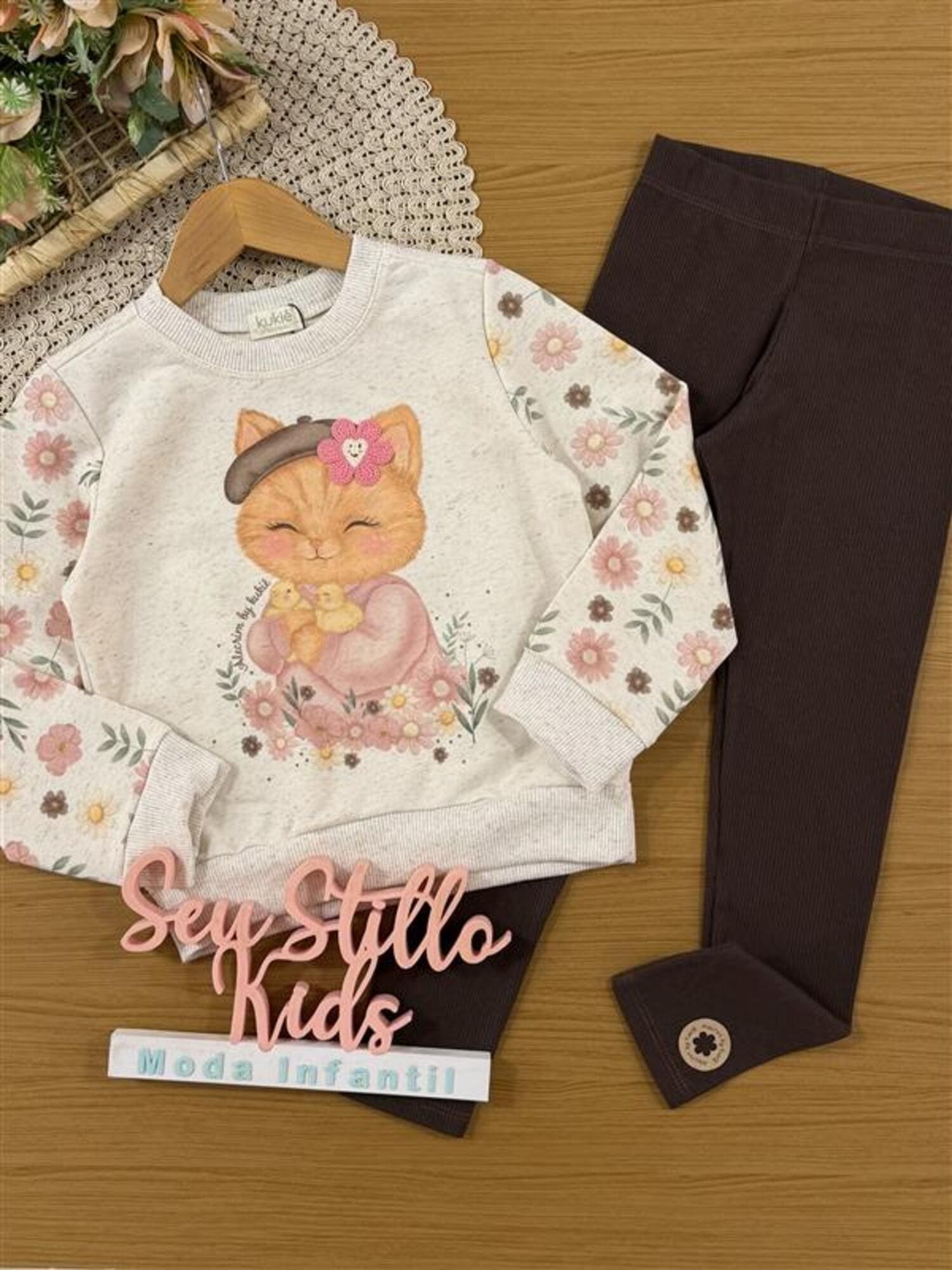 Conjunto Infantil Kukiê Inverno com Calça Legging Marrom e Moletom sem Flanela Gatinha Floral