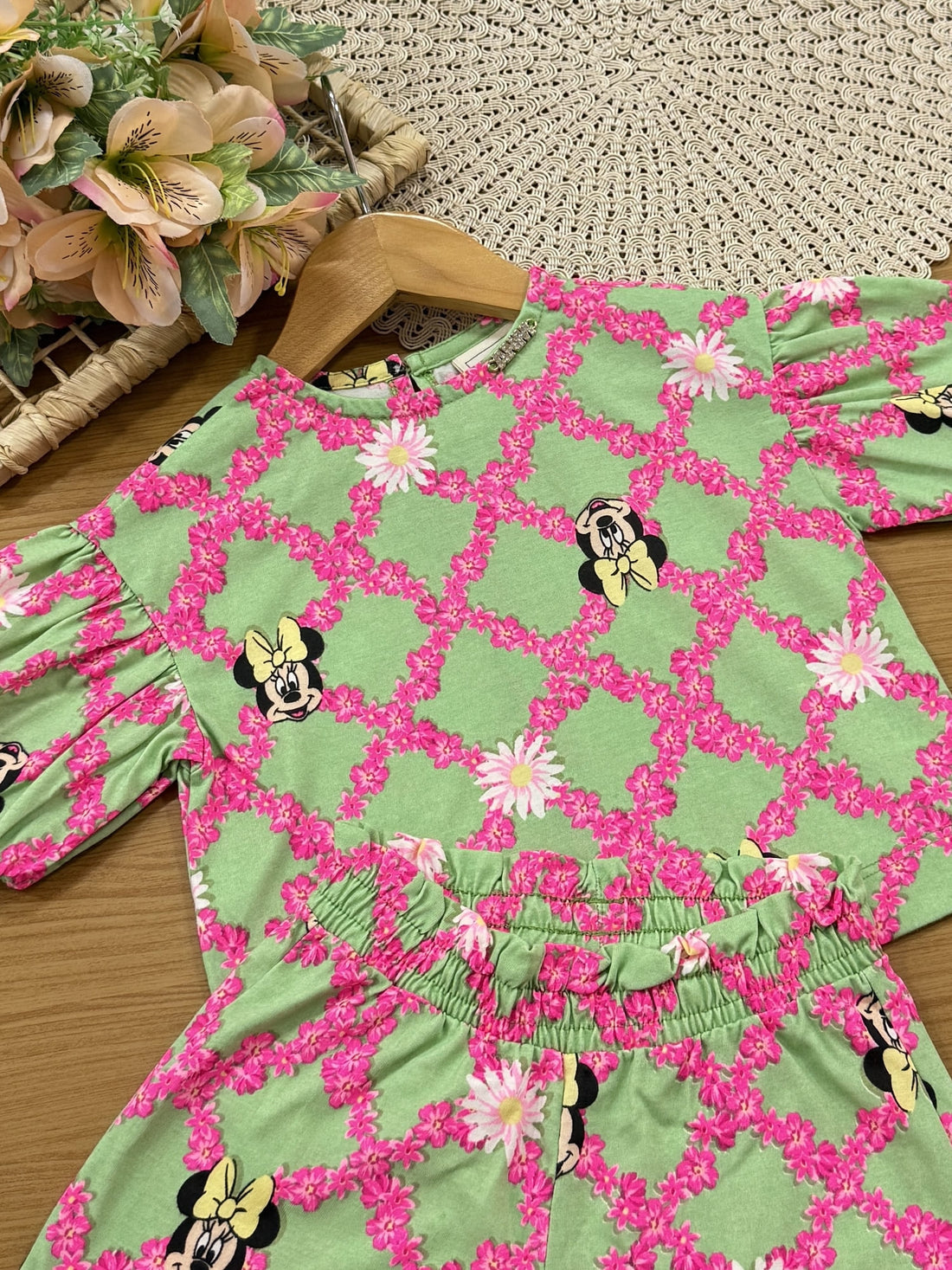 Conjunto Infantil Animê Verão com Shorts e Blusa Verde Minnie Floral Disney