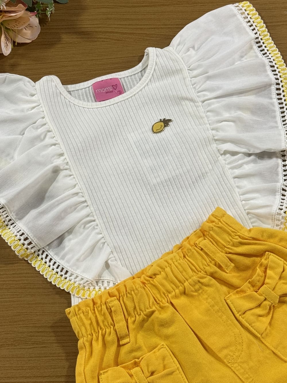 Conjunto Infantil Momi Verão Shorts Amarelo e Blusa Babado