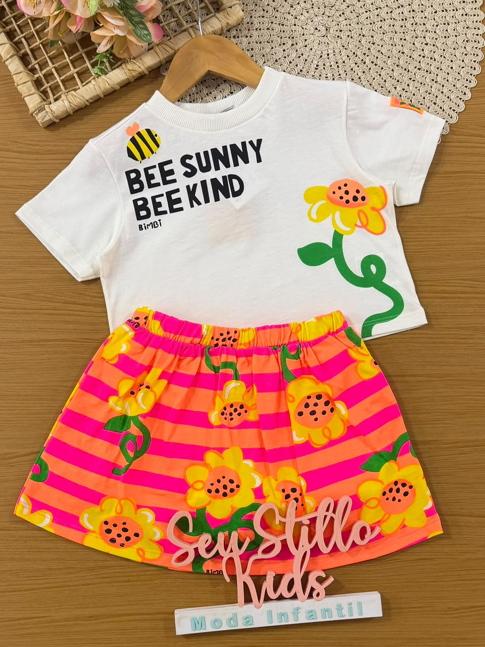 Conjunto Infantil Menina Bimbi com Saia Laranja e Blusa Branca Abelinha