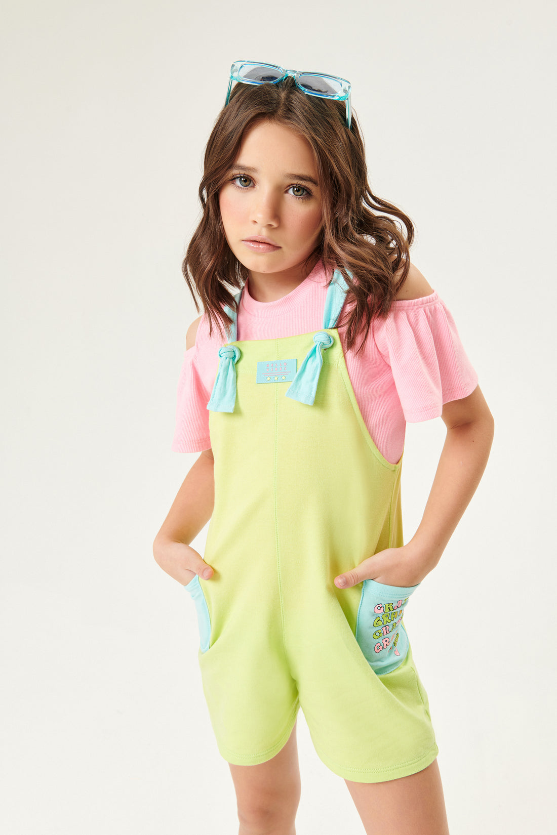 Jardineira Infantil Catavento Verão Com Blusa Rosa Neon