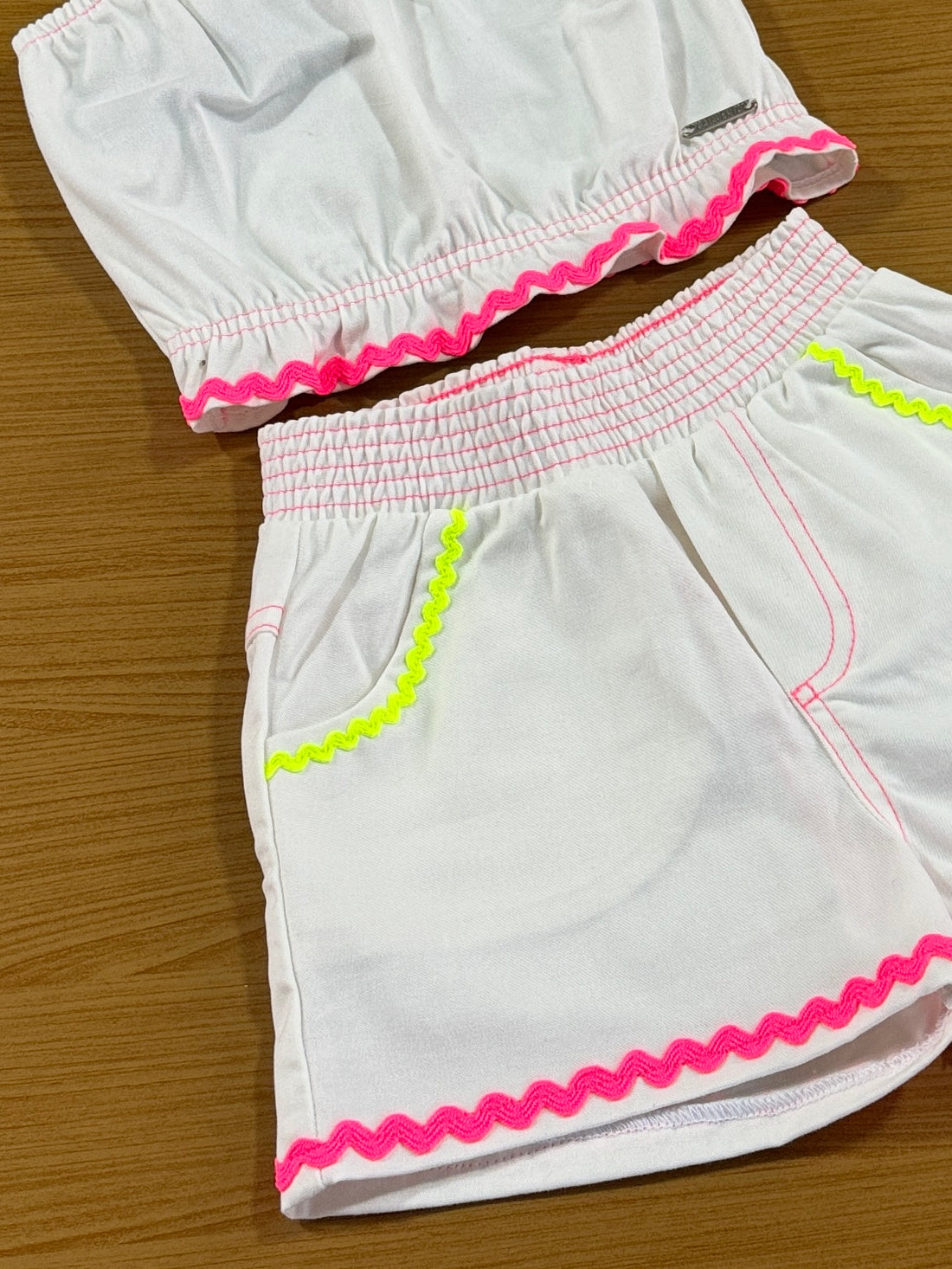 Conjunto Infantil Catavento Verão Shorts e Blusa Off White Sianinha Neon