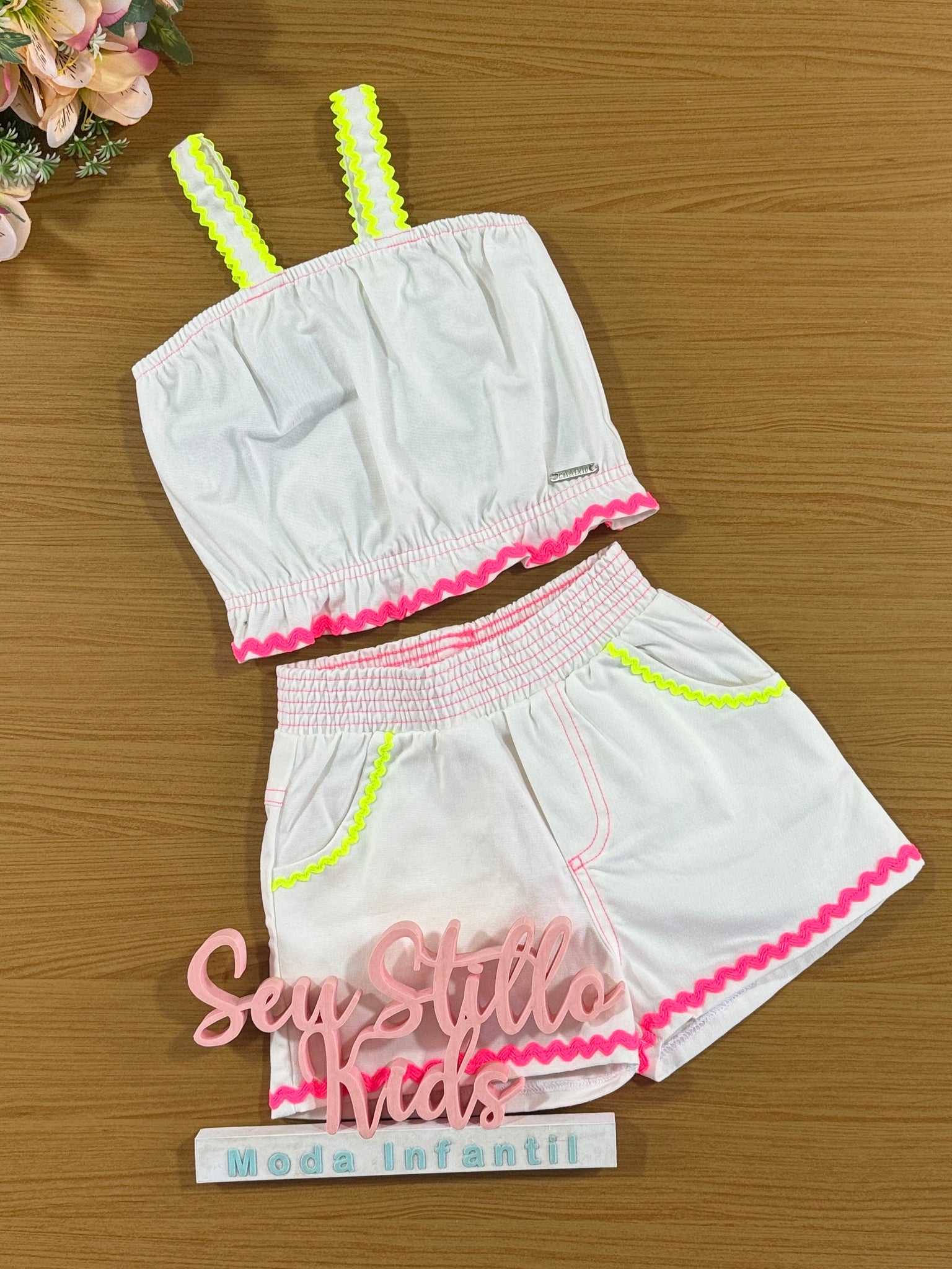 Conjunto Infantil Catavento Verão Shorts e Blusa Off White Sianinha Neon