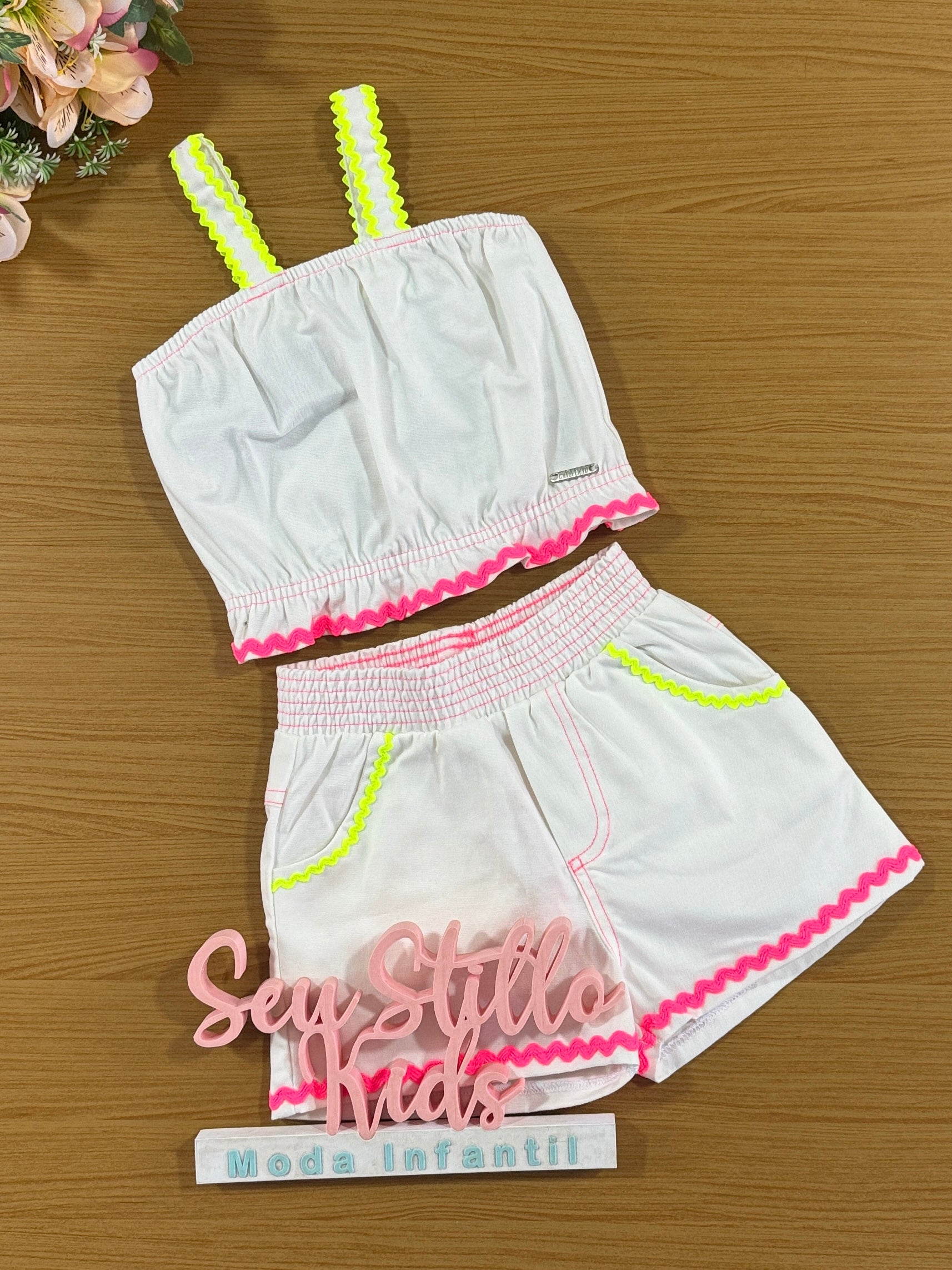 Conjunto Infantil Catavento Verão Shorts e Blusa Off White Sianinha Neon