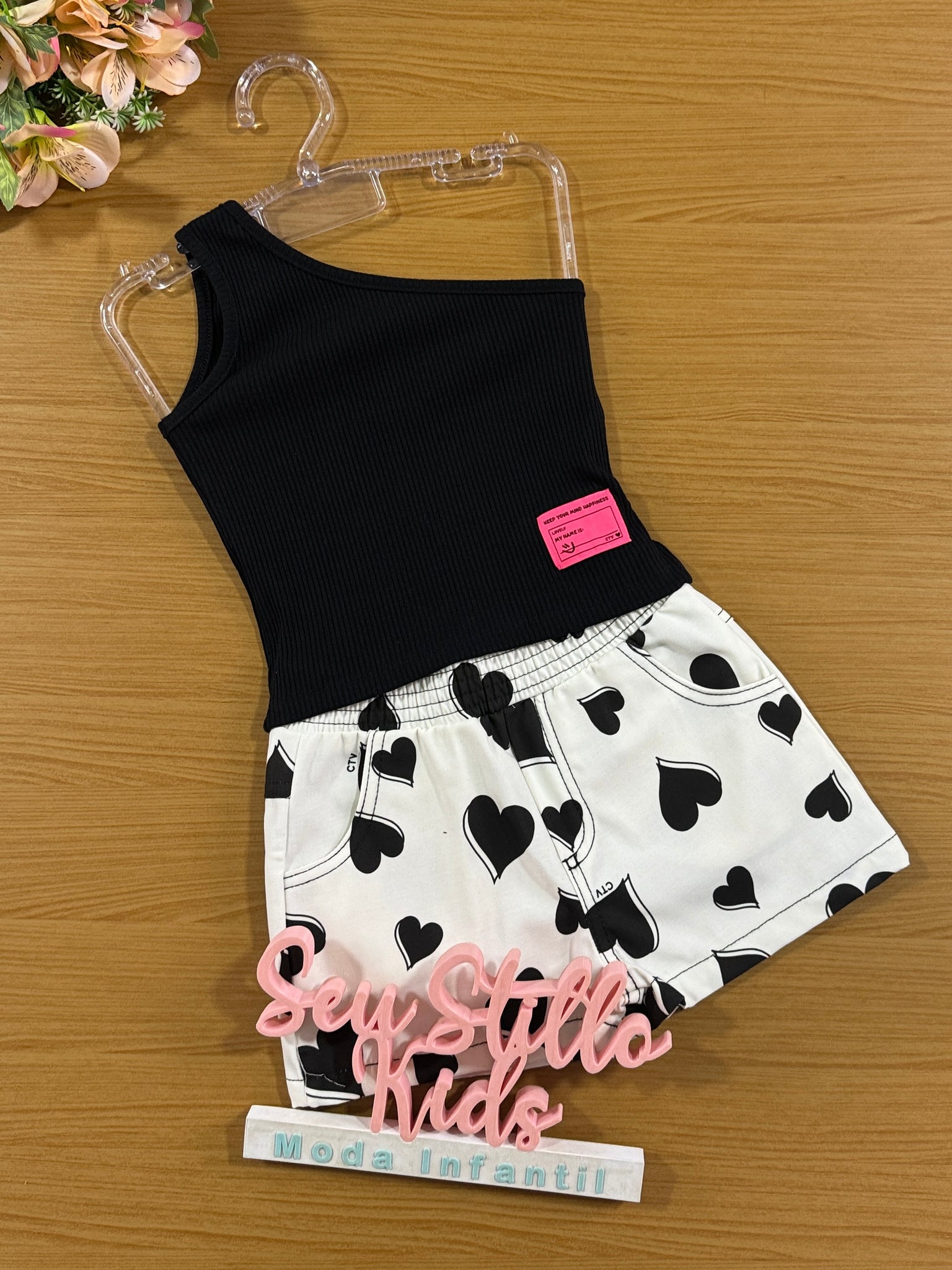 Conjunto Infantil Catavento Verão Shorts Coração e Blusa Preta