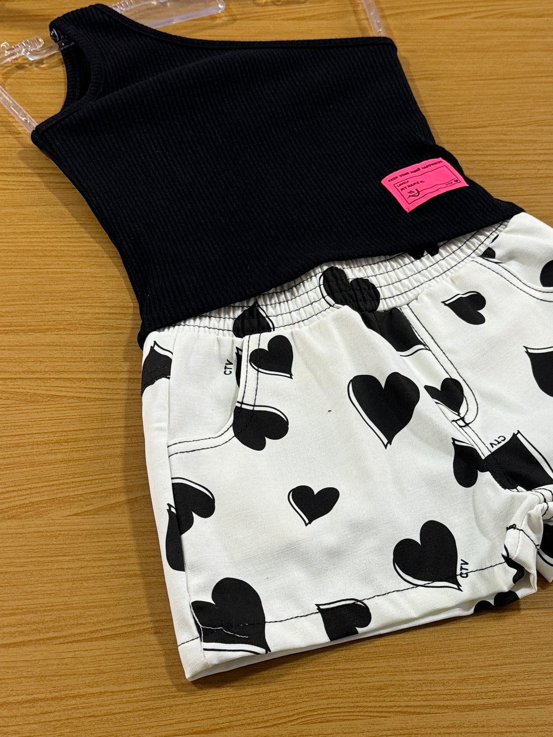 Conjunto Infantil Catavento Verão Shorts Coração e Blusa Preta