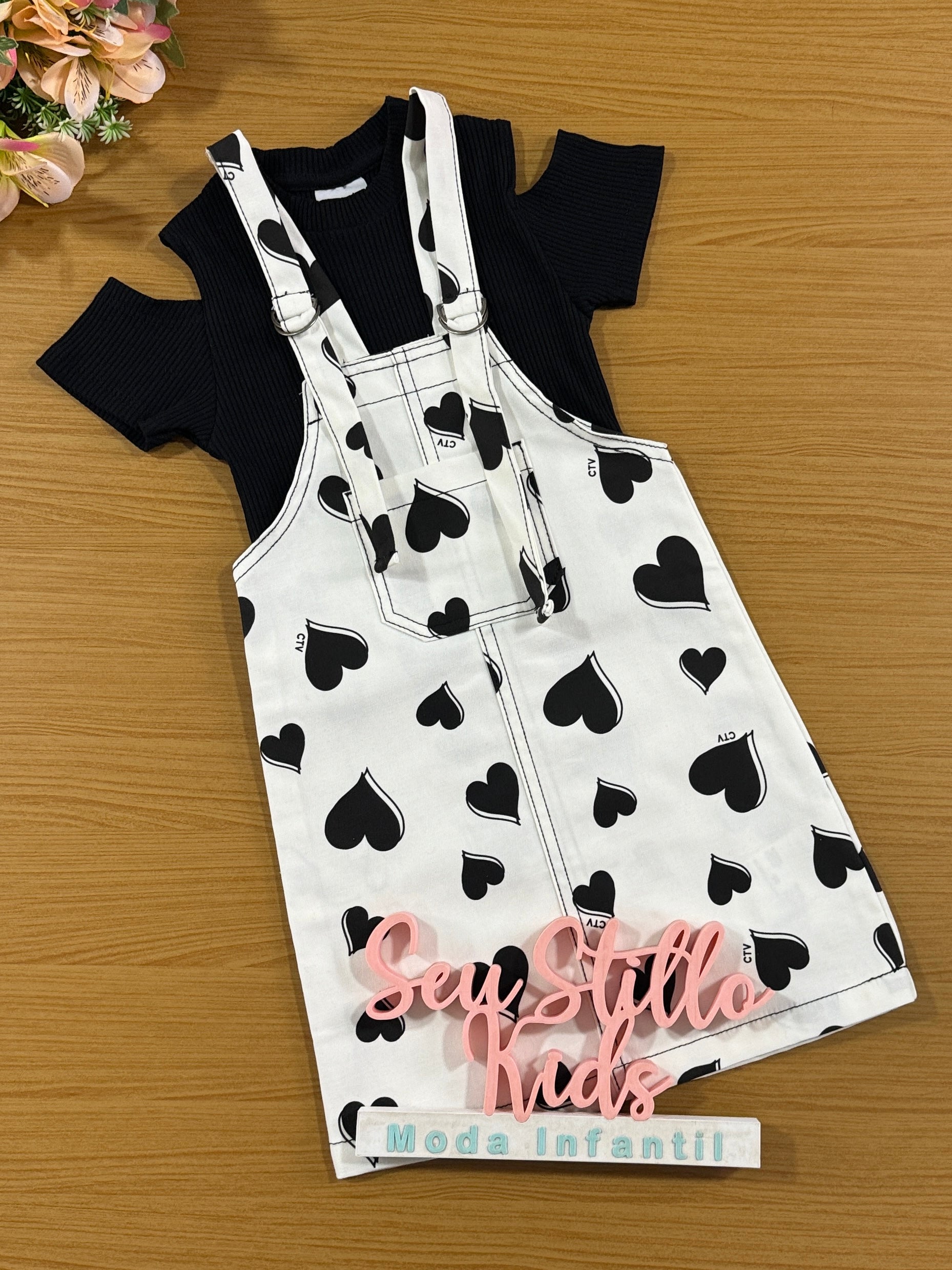 Salopete Infantil Catavento Verão Coração e Blusa Preta