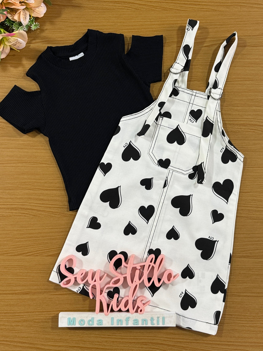 Salopete Infantil Catavento Verão Coração e Blusa Preta