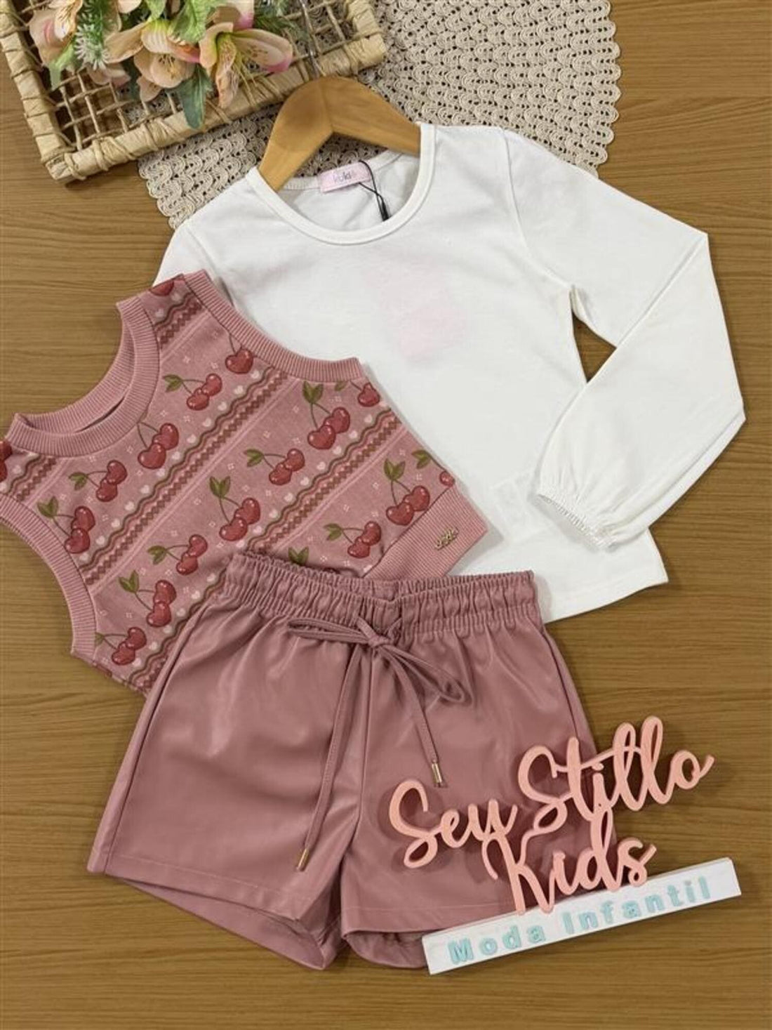 Conjunto Infantil Kukiê Inverno com Shorts Rosa, Blusa Manga Longa e Colete Cerejinha
