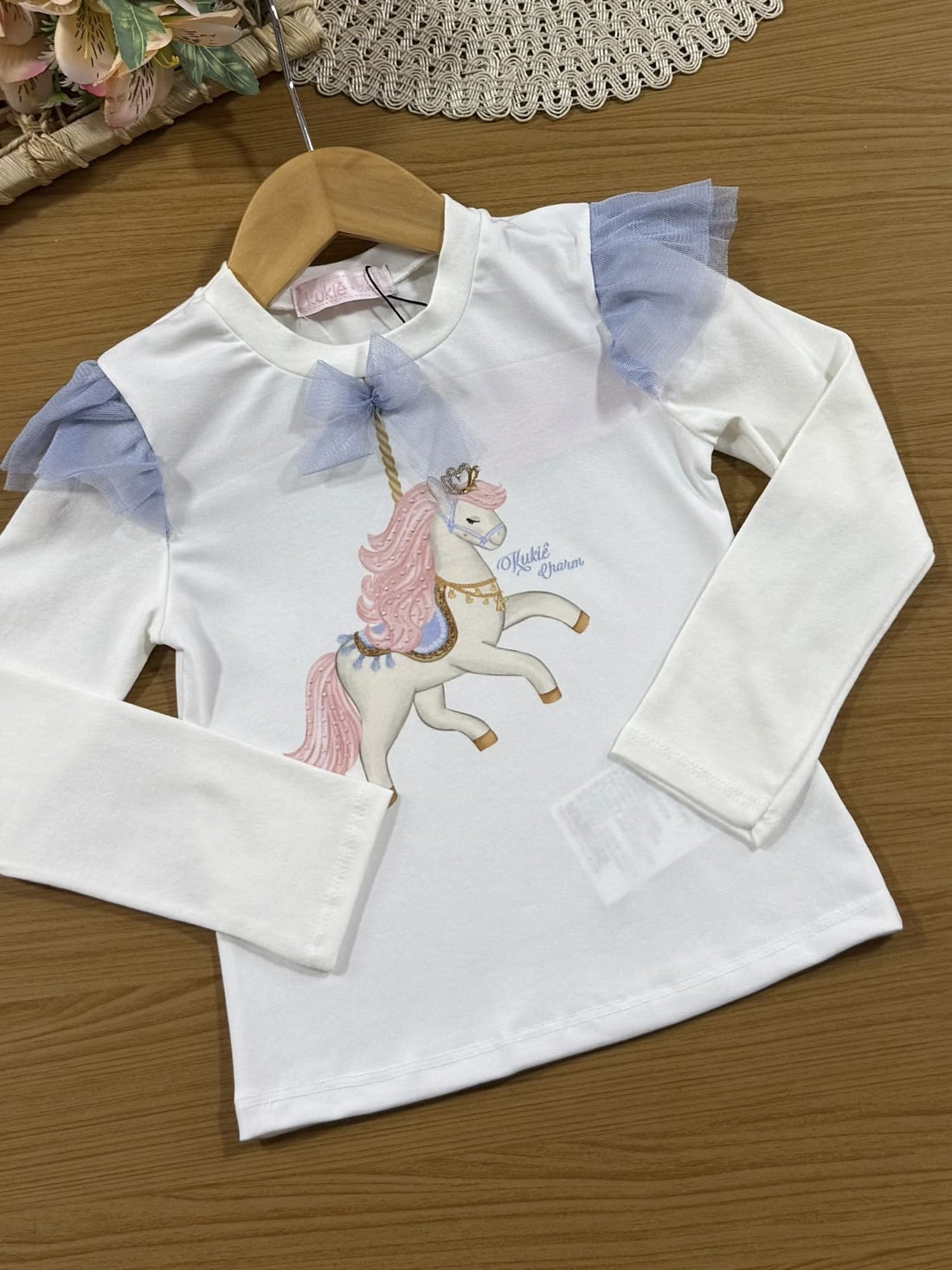 Conjunto Infantil Kukiê Inverno com Saia Azul e Blusa Manga Longa Branca Cavalinho