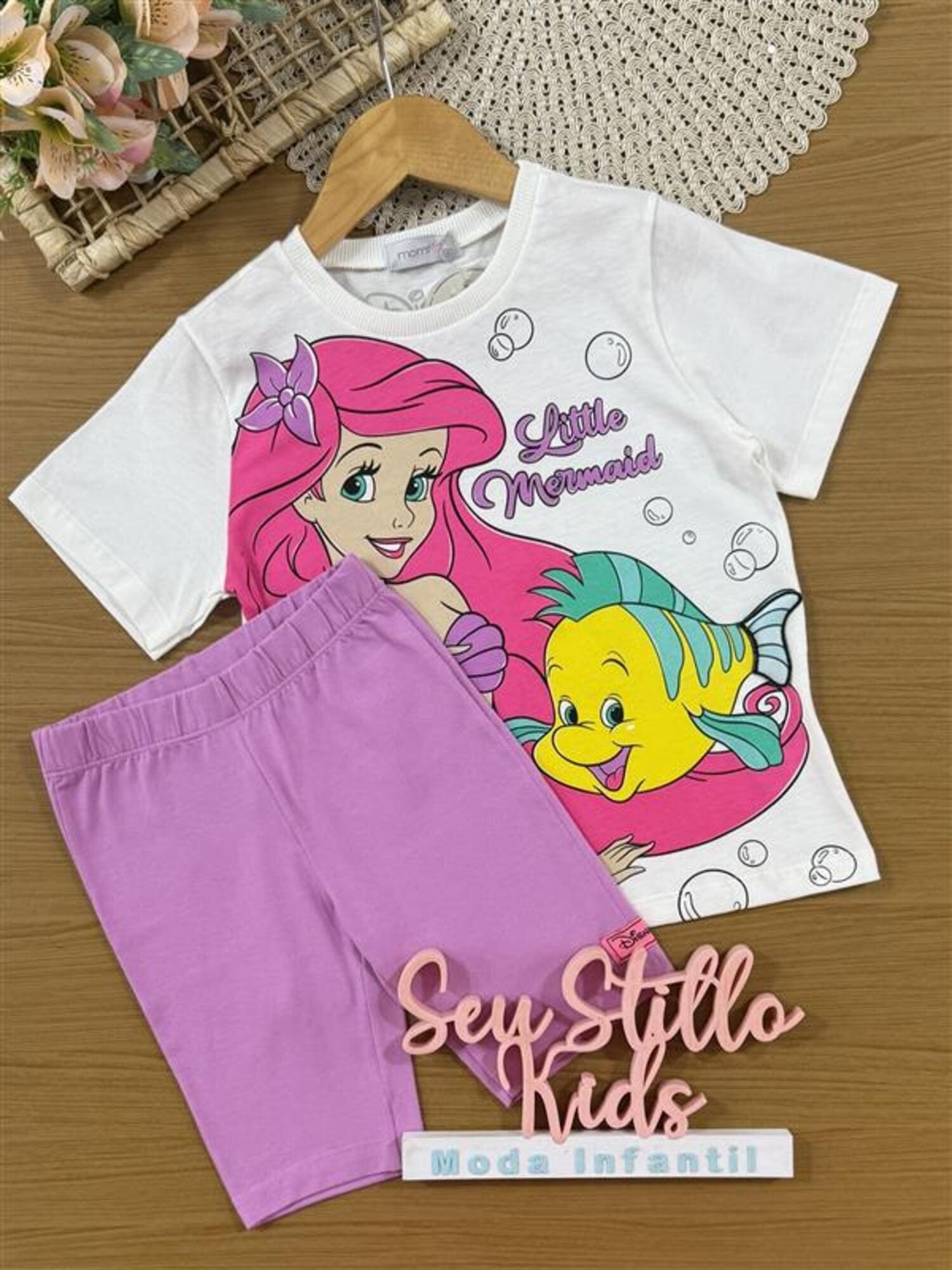 Conjunto Infantil Momi Verão com Shorts Ciclista Lilás e Blusa Branca Ariel Disney