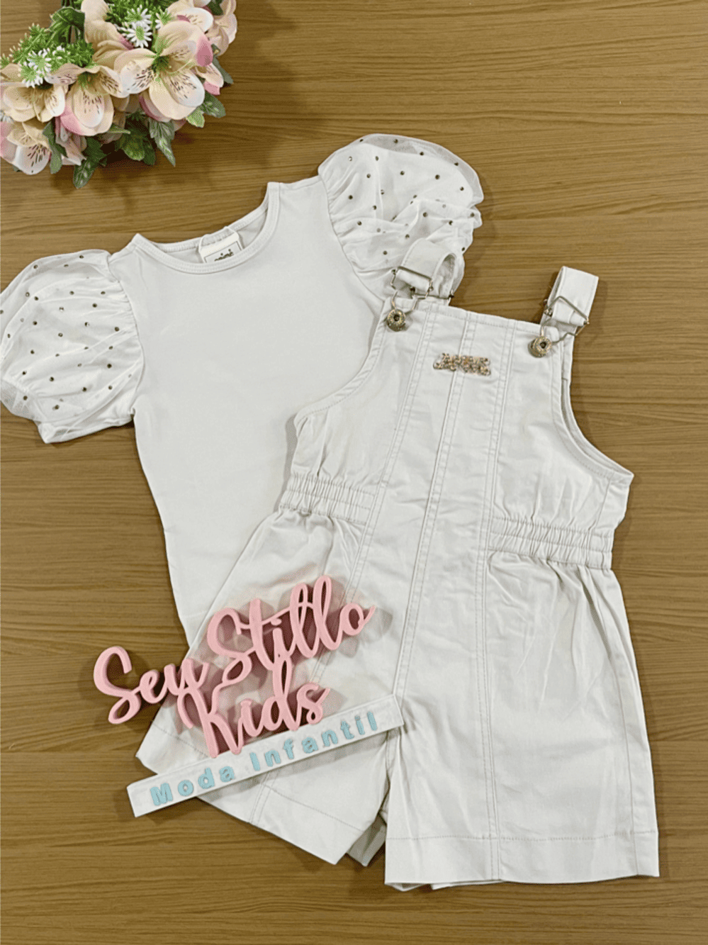 Jardineira Infantil Animê Verão Bege e Blusa Balonê com Strass
