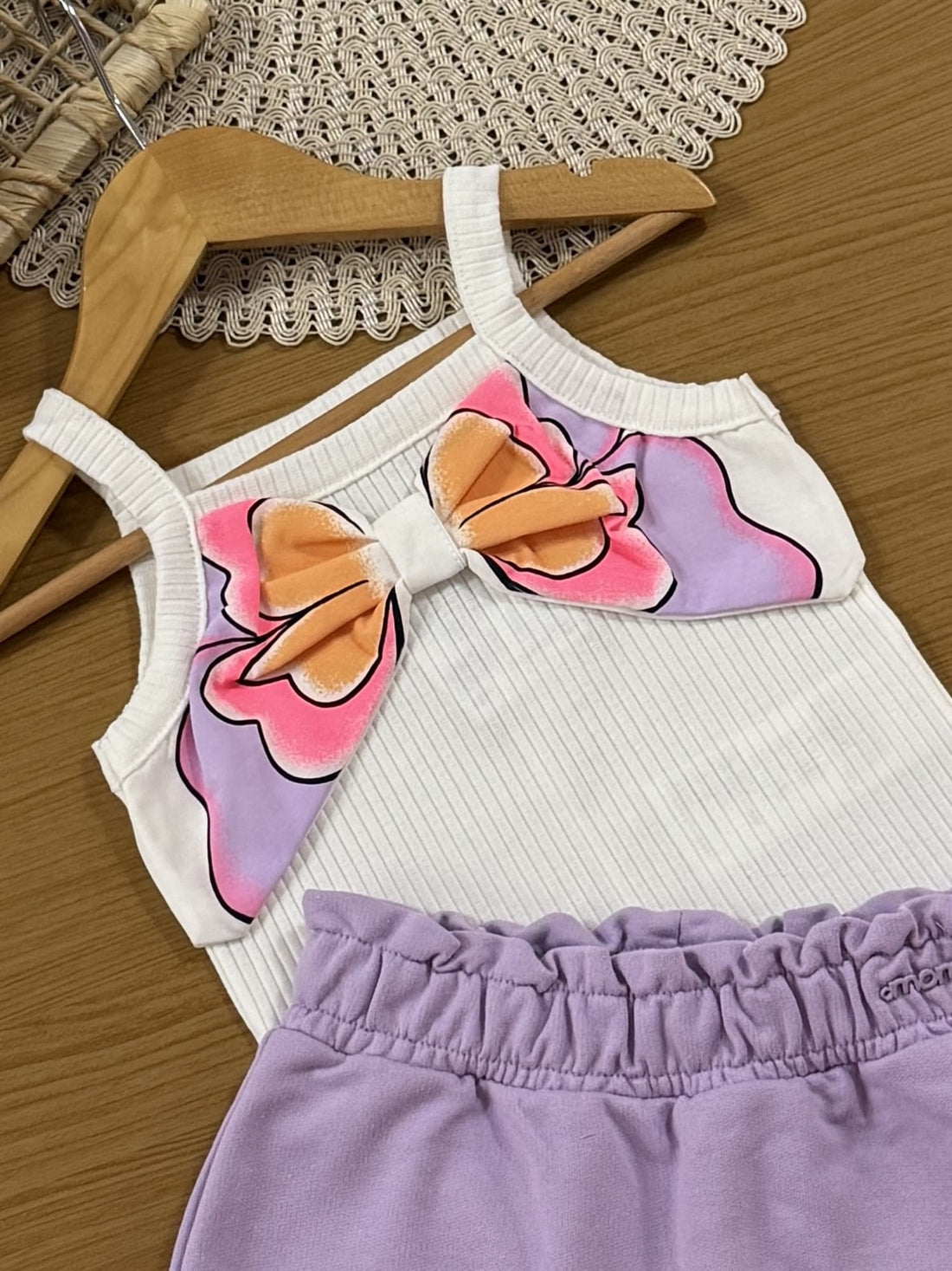 Conjunto Infantil Momi Verão com Shorts Saia Lilás e Regata Branca Lacinho Borboleta