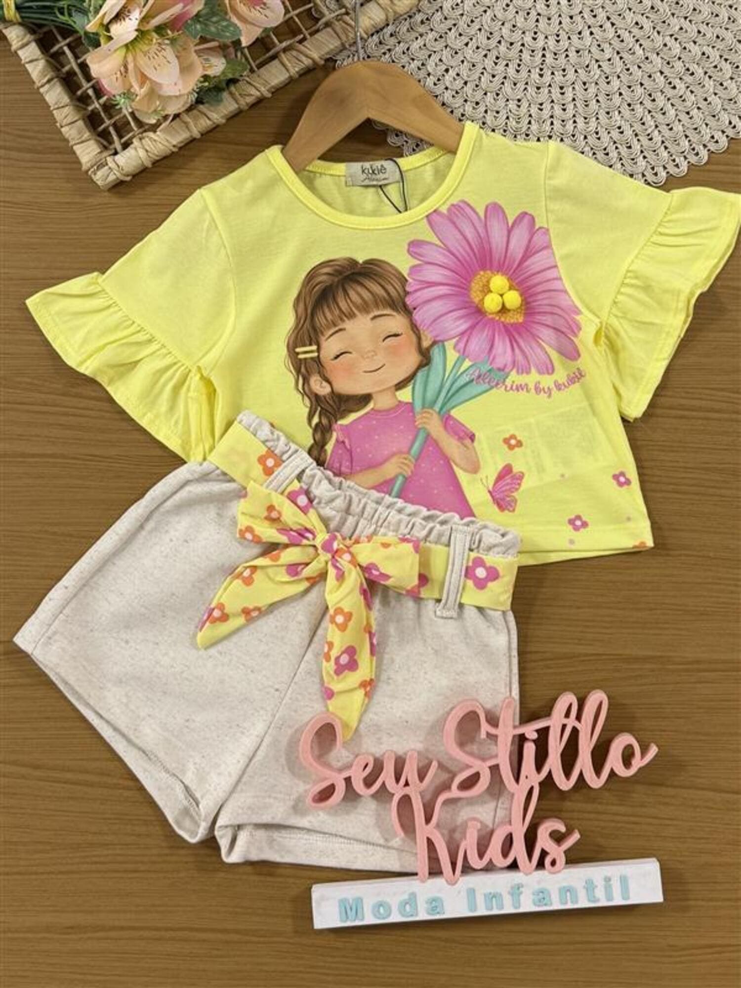 Conjunto Infantil Kukiê Verão com Shorts Off White e Blusa Amarela Menina Floral