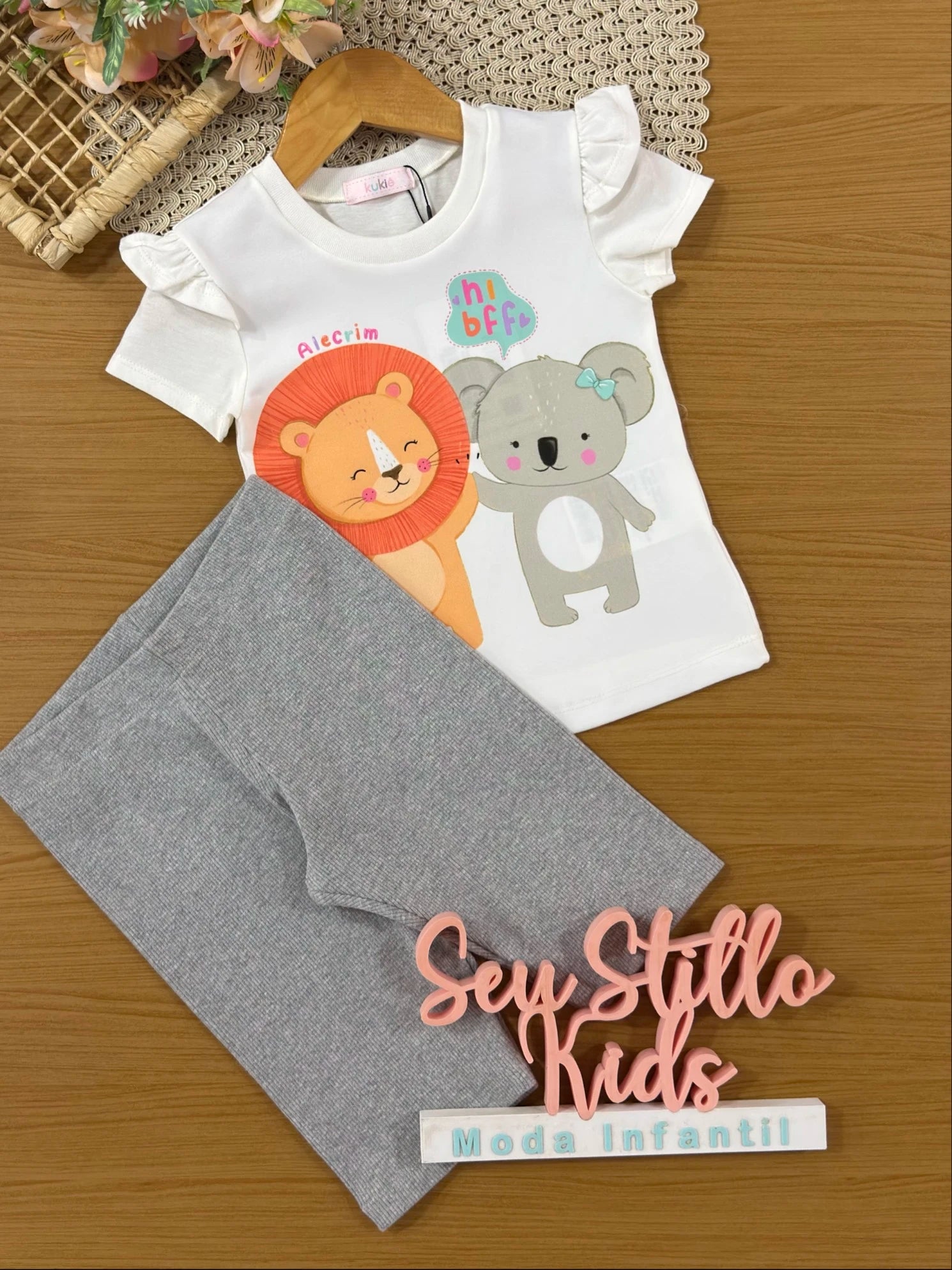 Conjunto Infantil Kukiê com Shorts Ciclista Cinza e Blusa Bichinhos