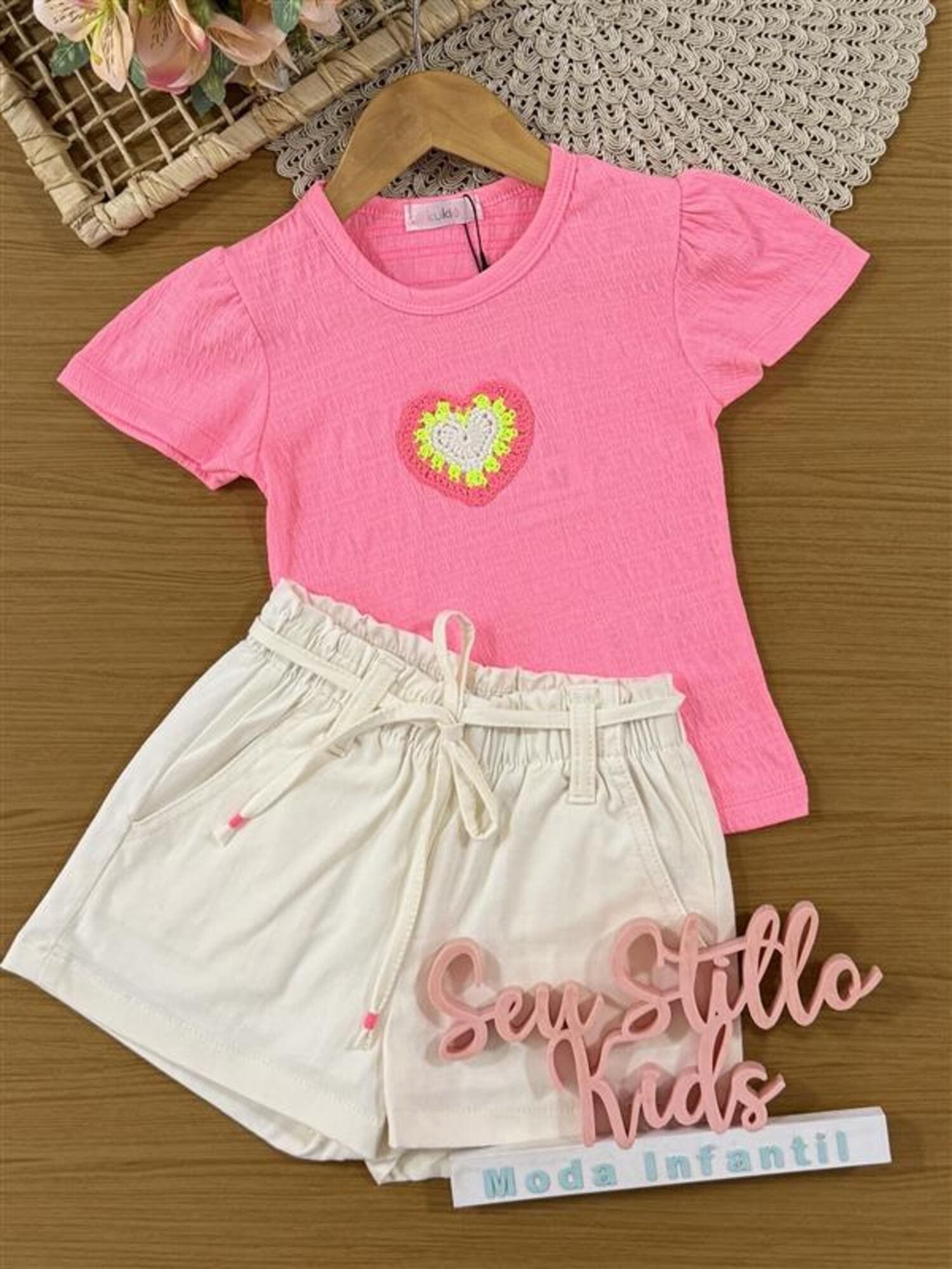 Conjunto Infantil Kukiê Verão com Shorts Off White e Blusa Rosa Coração Tricô