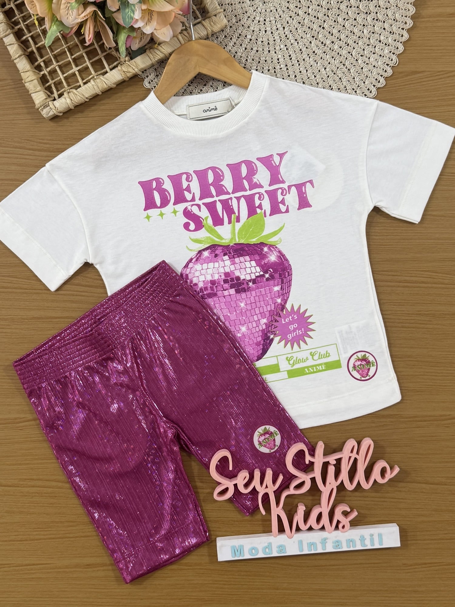 Conjunto Infantil Animê Verão com Shorts Ciclista Rosa e Blusa Branca Moranguinho