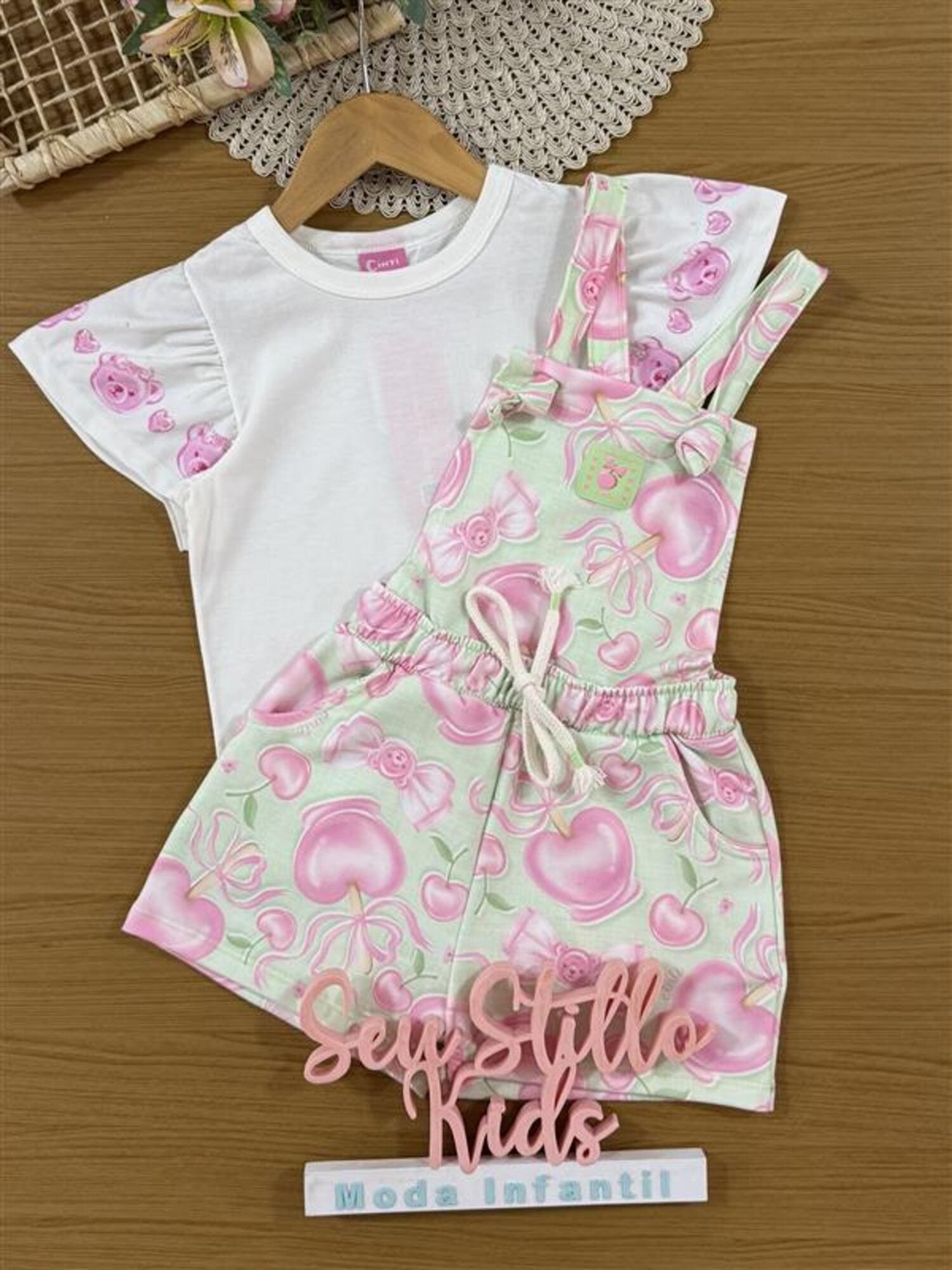 Jardineira Infantil Cinti Verão Verde Docinhos com Blusa Branca