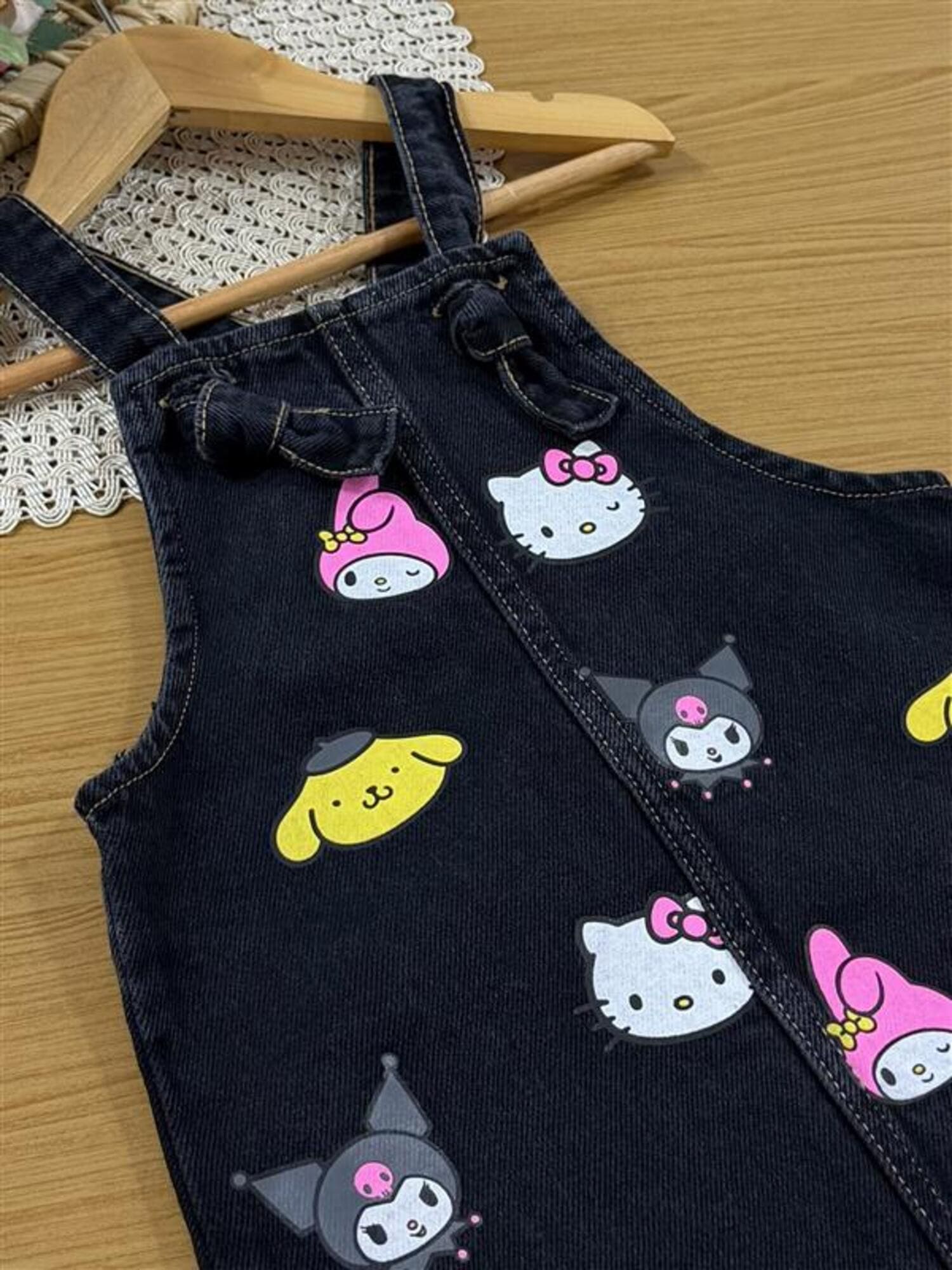 Salopete Infantil Momi Inverno Jeans Preto Hello Kitty Friends