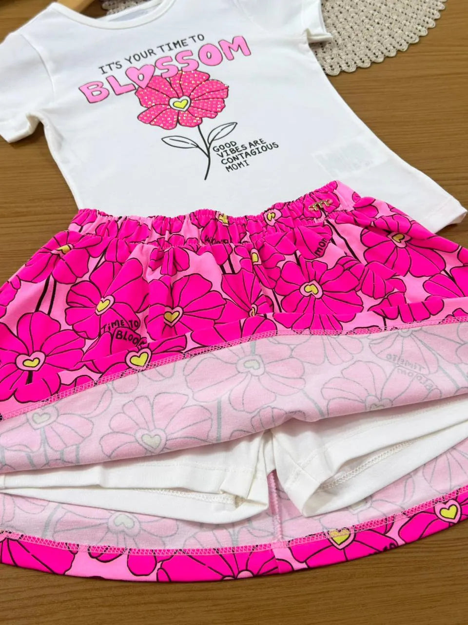 Conjunto Infantil Menina Momi com Saia Rosa e Blusa Branca Florzinha Strass