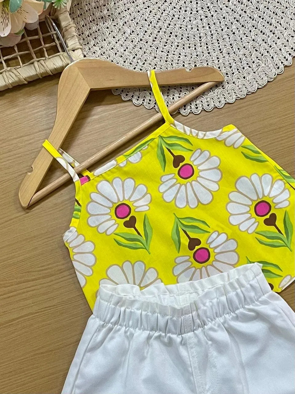 Conjunto Infantil Menina Bimbi com Shorts Branco e Blusa Amarela Florzinhas