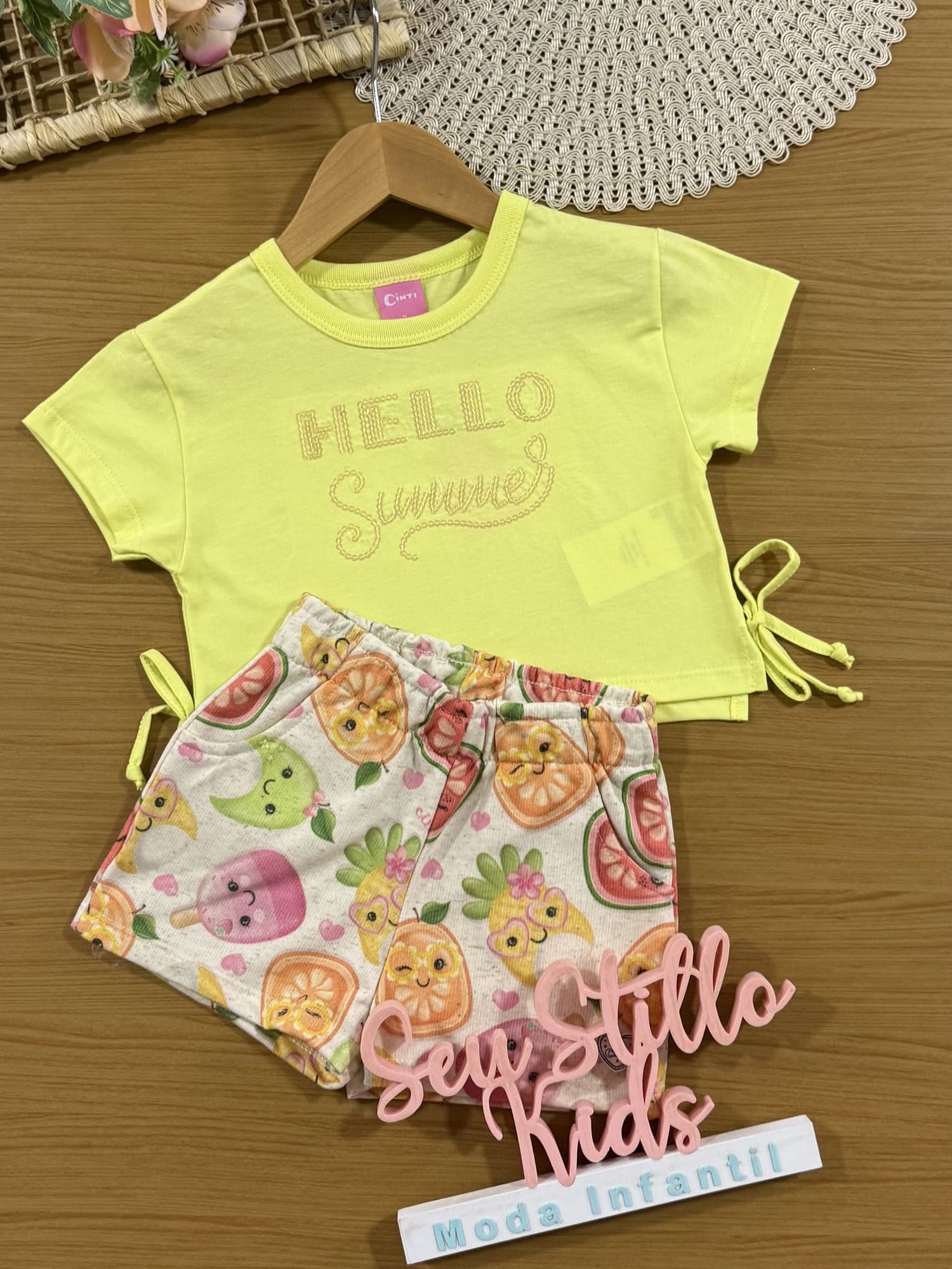 Conjunto Infantil Cinti Verão com Shorts Off White e Blusa Amarela Hello